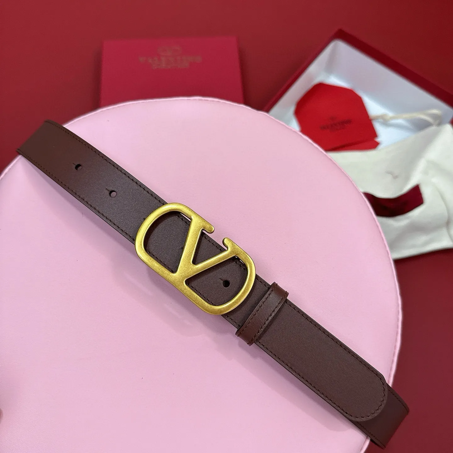 💰440💰Full package💰 💍Purchasing-grade Valentino -VLOGO SIGNATURE buckle, glossy calfskin belt -Swarovski diamond glossy buckle -Imported calfskin material, plain belt body -Width: 3 cm
