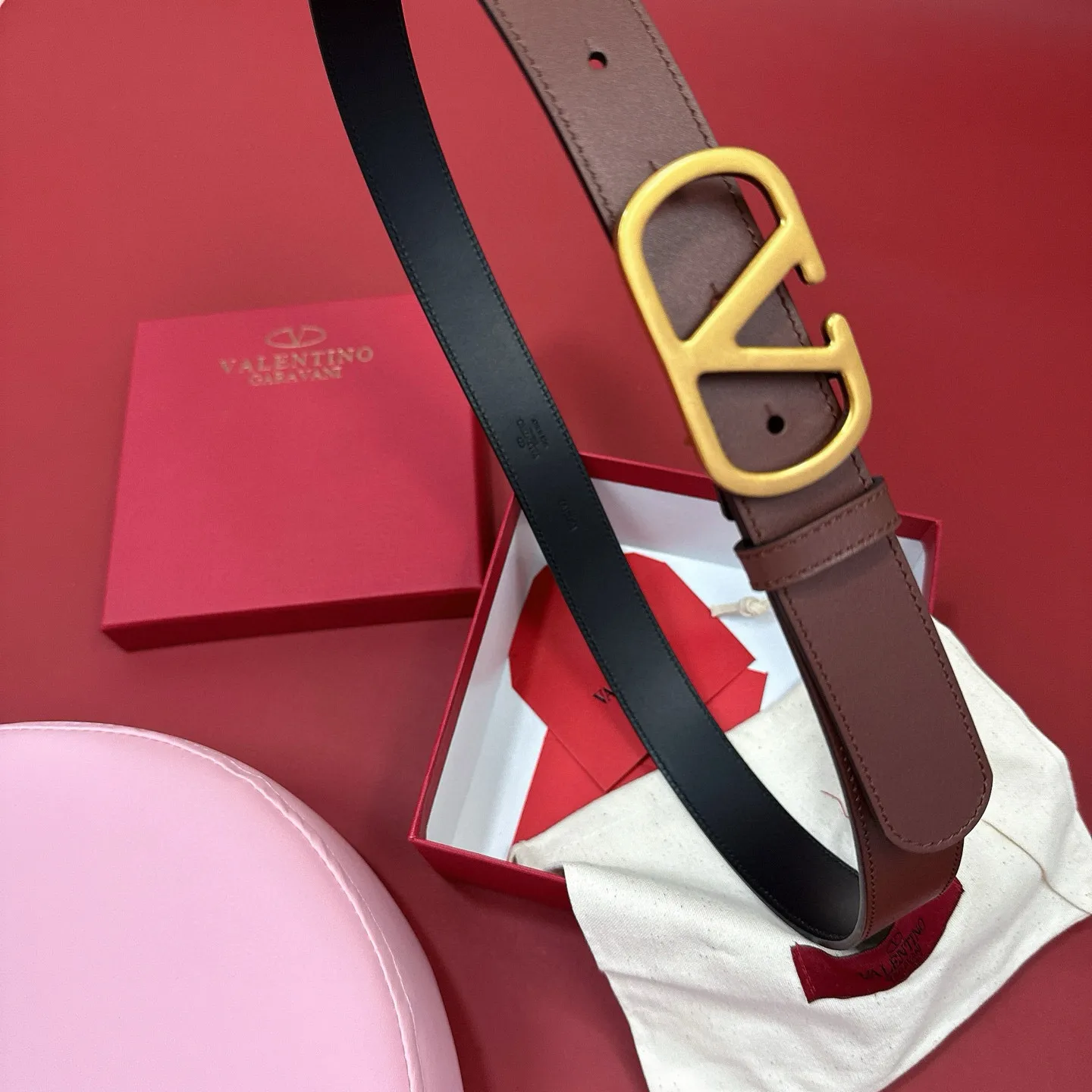 💰440💰Full package💰 💍Purchasing-grade Valentino -VLOGO SIGNATURE buckle, glossy calfskin belt -Swarovski diamond glossy buckle -Imported calfskin material, plain belt body -Width: 3 cm
