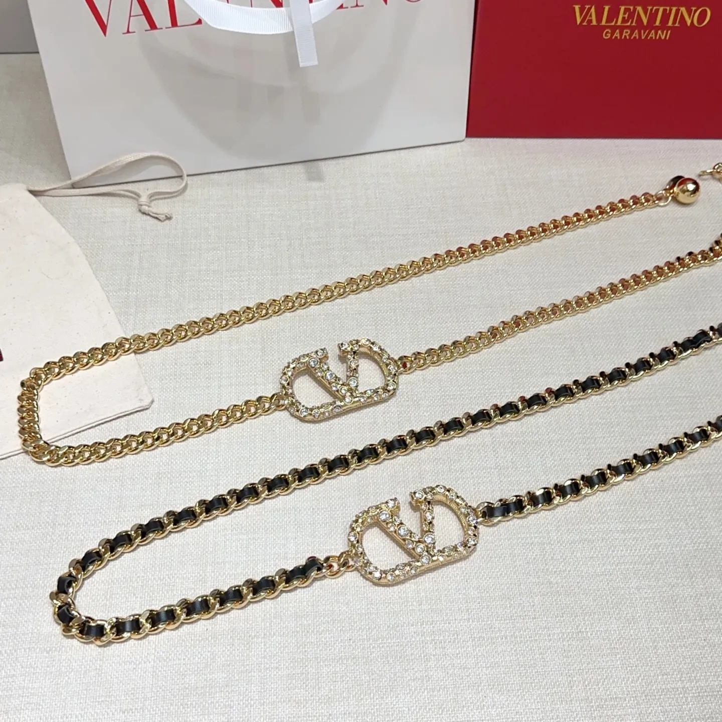 💰520💰Full package💰 💍Purchasing-grade Valentino waist chain, length: one size fits all, original molding and customization with copper hardware and diamond buckle