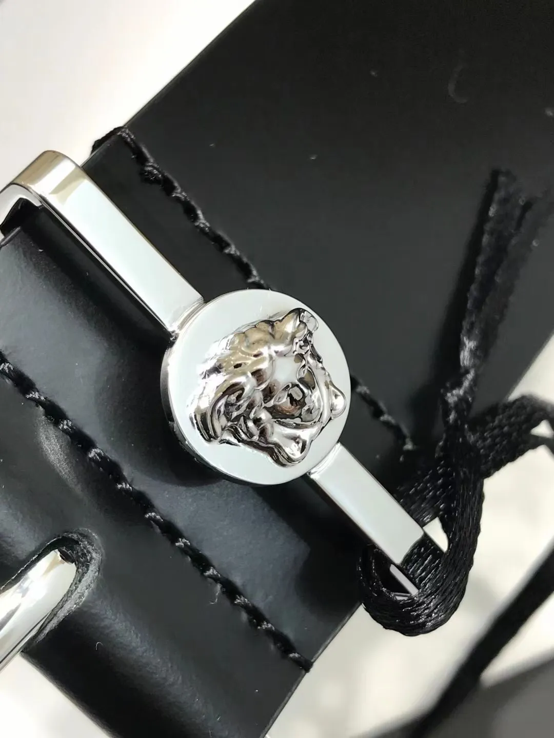 💰520💰Full set of packaging💰 💍Purchasing agent level Versace⚡️🌹Same style at the counter, real shot✈️Official website of the counter, size 3.5cm wide, original three-dimensional human head pin buckle, rich in design aesthetics, imported original calfskin on both sides, equipped with hardware rings, highlighting personality, clear and beautiful, soft leather, comfortable feel, high grade. High-definition real shots📷Quality guaranteed, not market products