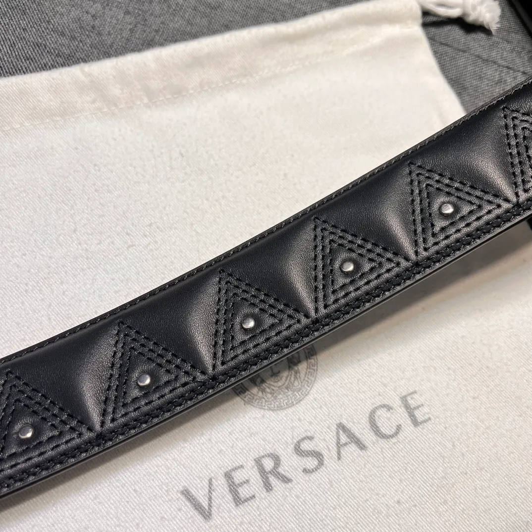 💰560💰Full package💰 💍Purchase level Versace⚡️🌹Width 4.0㎝ New heavy craftsmanship Use CNC embroidery machine imported from Germany to embroider⚡️🌹Pure copper Medusa head buckle⚡️🌹Pay attention to every detail