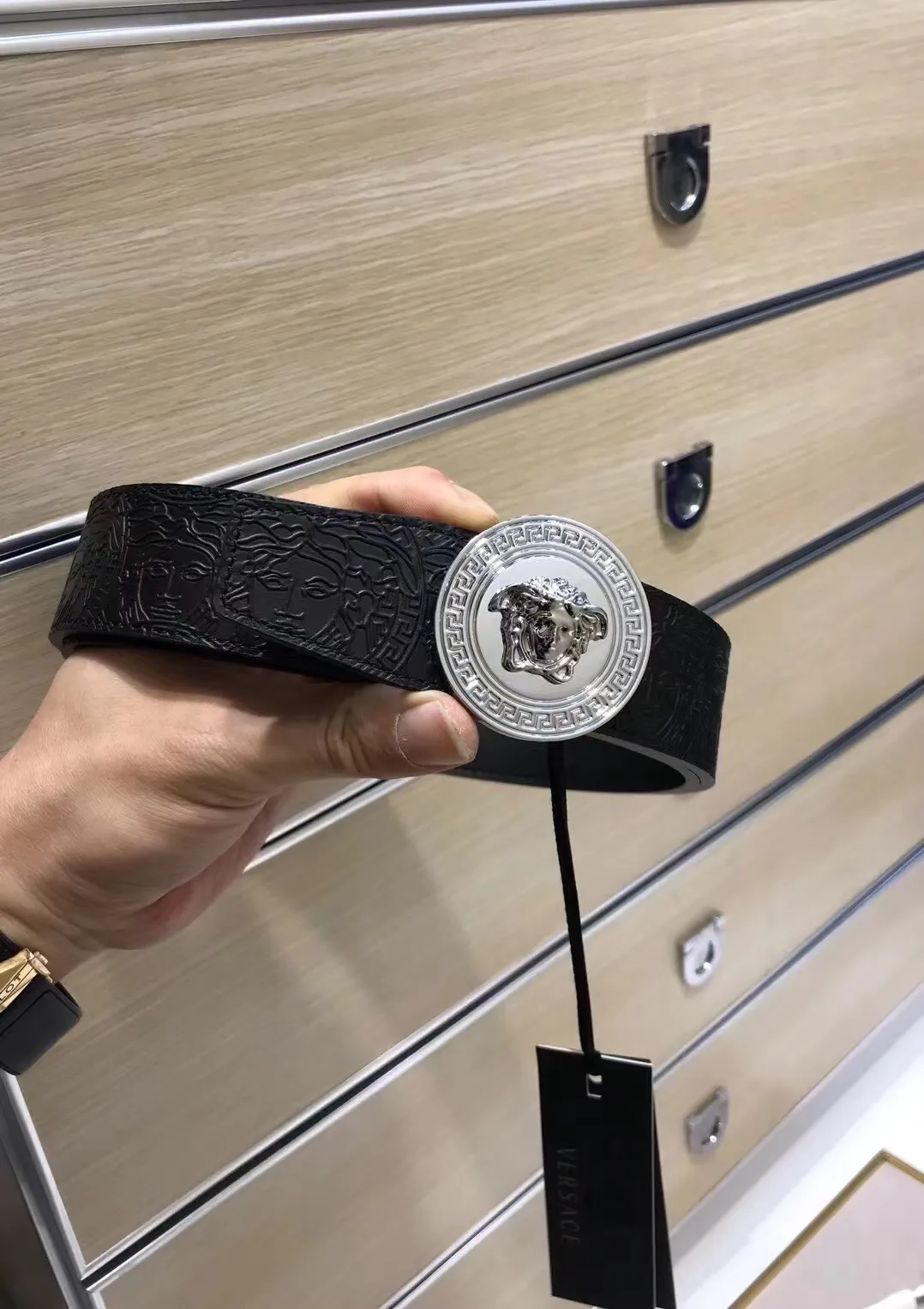 💰480💰Full set of packaging💰 💍Purchasing-grade Versace Same style at the counter, real shot ✈️Official website of the counter, size: width 38MM, original three-dimensional half-face half-color beauty head buckle, rich in design aesthetics, imported original calfskin embossing on both sides, highlighting personality, clear and beautiful, soft leather, comfortable feel, high grade. High-definition real shots📷Quality guaranteed, not market goods‼ ️‼ ️