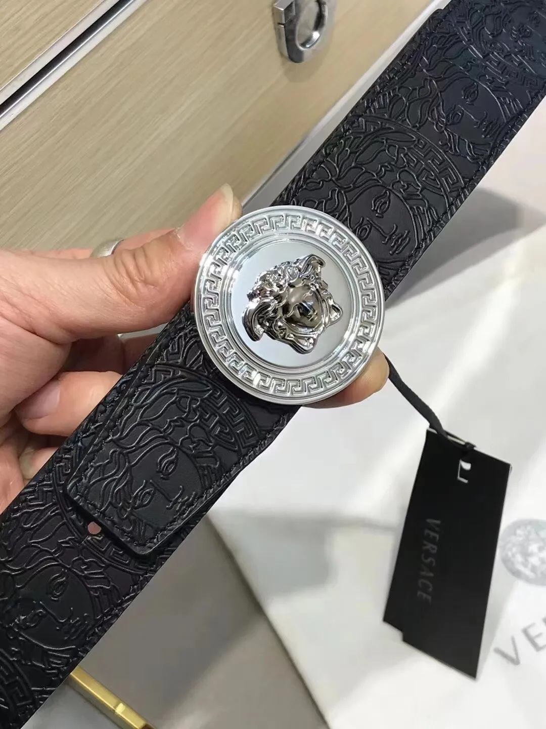 💰480💰Full set of packaging💰 💍Purchasing-grade Versace Same style at the counter, real shot ✈️Official website of the counter, size: width 38MM, original three-dimensional half-face half-color beauty head buckle, rich in design aesthetics, imported original calfskin embossing on both sides, highlighting personality, clear and beautiful, soft leather, comfortable feel, high grade. High-definition real shots📷Quality guaranteed, not market goods‼ ️‼ ️