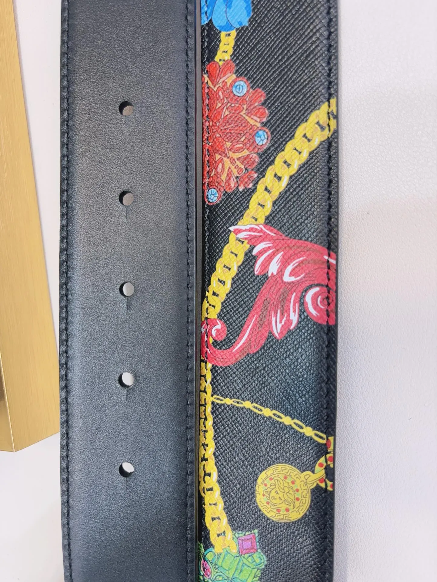 💰560💰Full package💰 💍Purchase level Versace's double-sided belt is made of smooth saffiano leather and equipped with a 3D Medusa belt buckle. One side has a solid color design and the other side features a Tabloid print. The print is both a nod to current celebrity culture and a playful capture of all the news surrounding Versace. 4.0cm wide