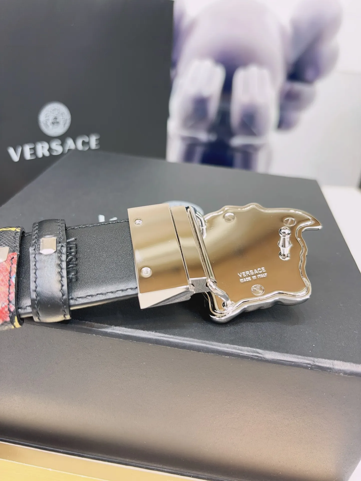 💰560💰Full package💰 💍Purchase level Versace's double-sided belt is made of smooth saffiano leather and equipped with a 3D Medusa belt buckle. One side has a solid color design and the other side features a Tabloid print. The print is both a nod to current celebrity culture and a playful capture of all the news surrounding Versace. 4.0cm wide