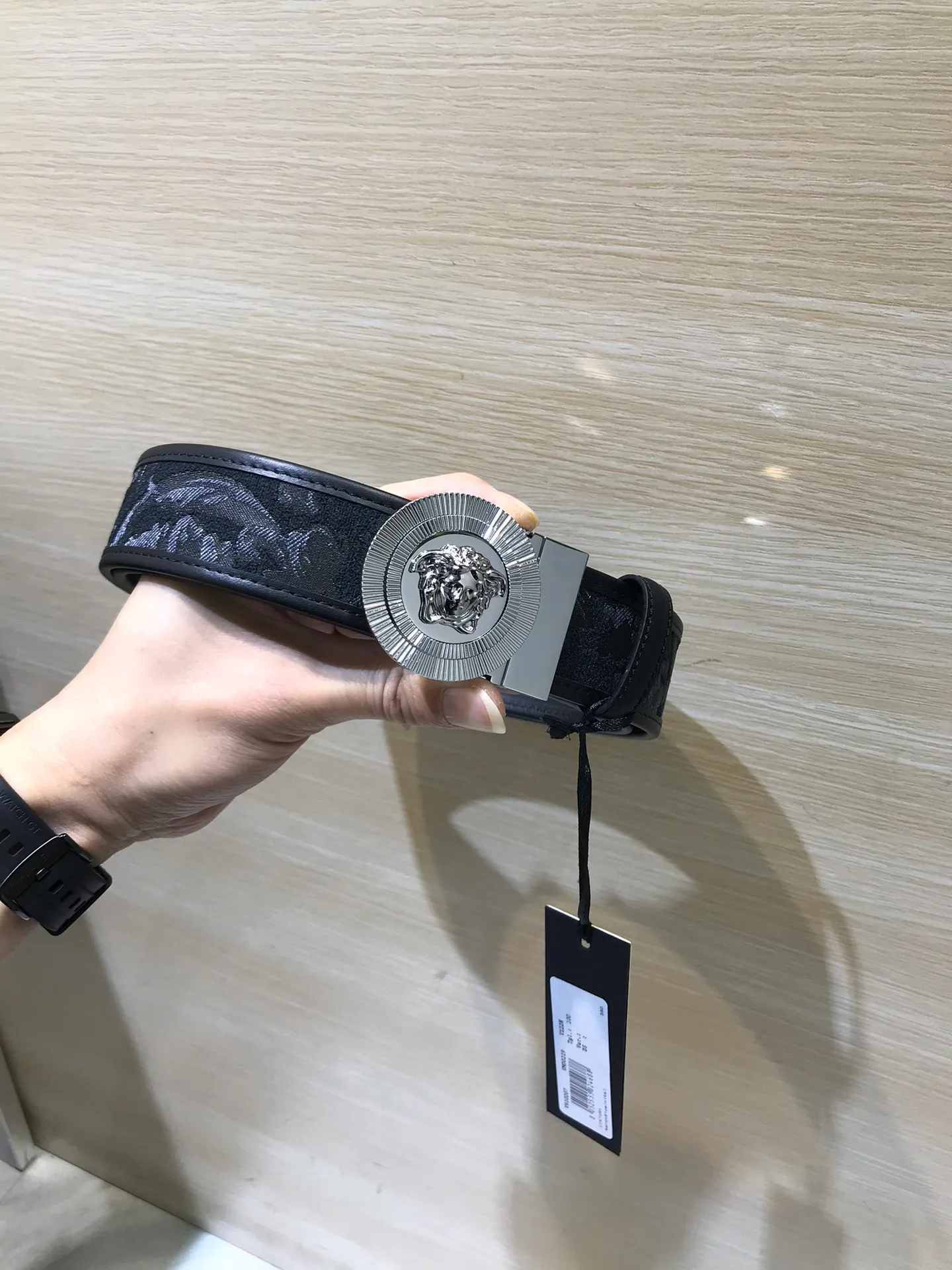 💰520💰Full set of packaging💰 💍Purchasing agent grade Versace Same style at counter, real shot ✈️Official website of counter, support NFC size: 38MM, original three-dimensional human head buckle beauty head, rich in design aesthetics, using original fabric fabric jacquard to prepare calfskin, clear and beautiful, soft leather, comfortable feel, high grade. High-definition real shots📷Quality guaranteed, not market goods‼ ️‼ ️