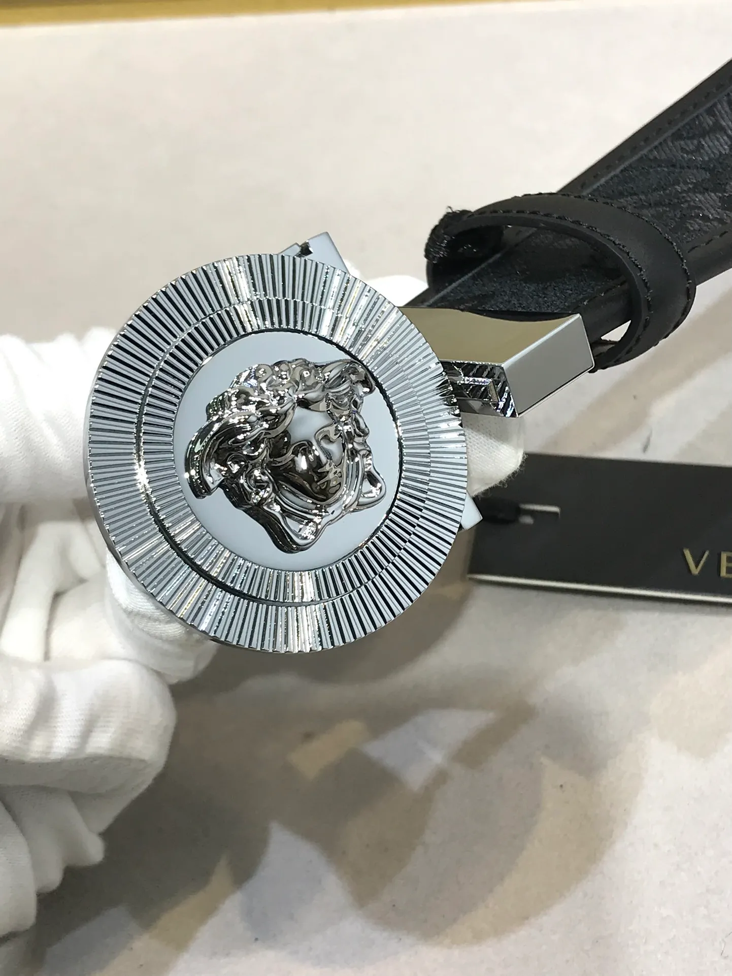 💰520💰Full set of packaging💰 💍Purchasing agent grade Versace Same style at counter, real shot ✈️Official website of counter, support NFC size: 38MM, original three-dimensional human head buckle beauty head, rich in design aesthetics, using original fabric fabric jacquard to prepare calfskin, clear and beautiful, soft leather, comfortable feel, high grade. High-definition real shots📷Quality guaranteed, not market goods‼ ️‼ ️
