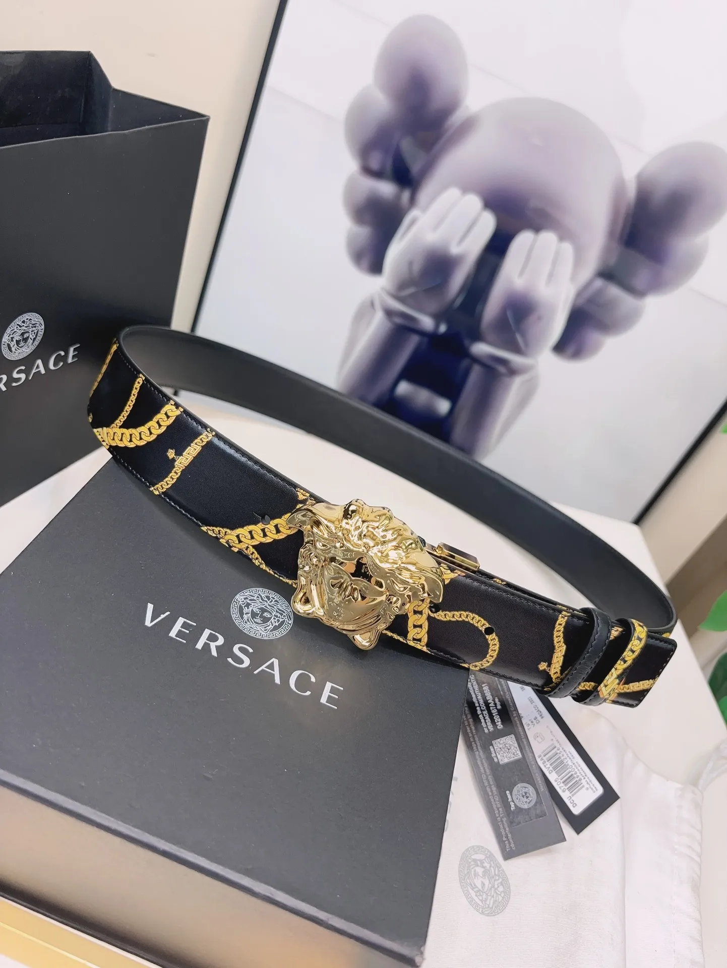 💰560💰Full package💰 💍Purchase level Versace's double-sided belt is made of smooth saffiano leather and equipped with a 3D Medusa belt buckle. One side has a solid color design and the other side features a Tabloid print. The print is both a nod to current celebrity culture and a playful capture of all the news surrounding Versace. 4.0cm wide