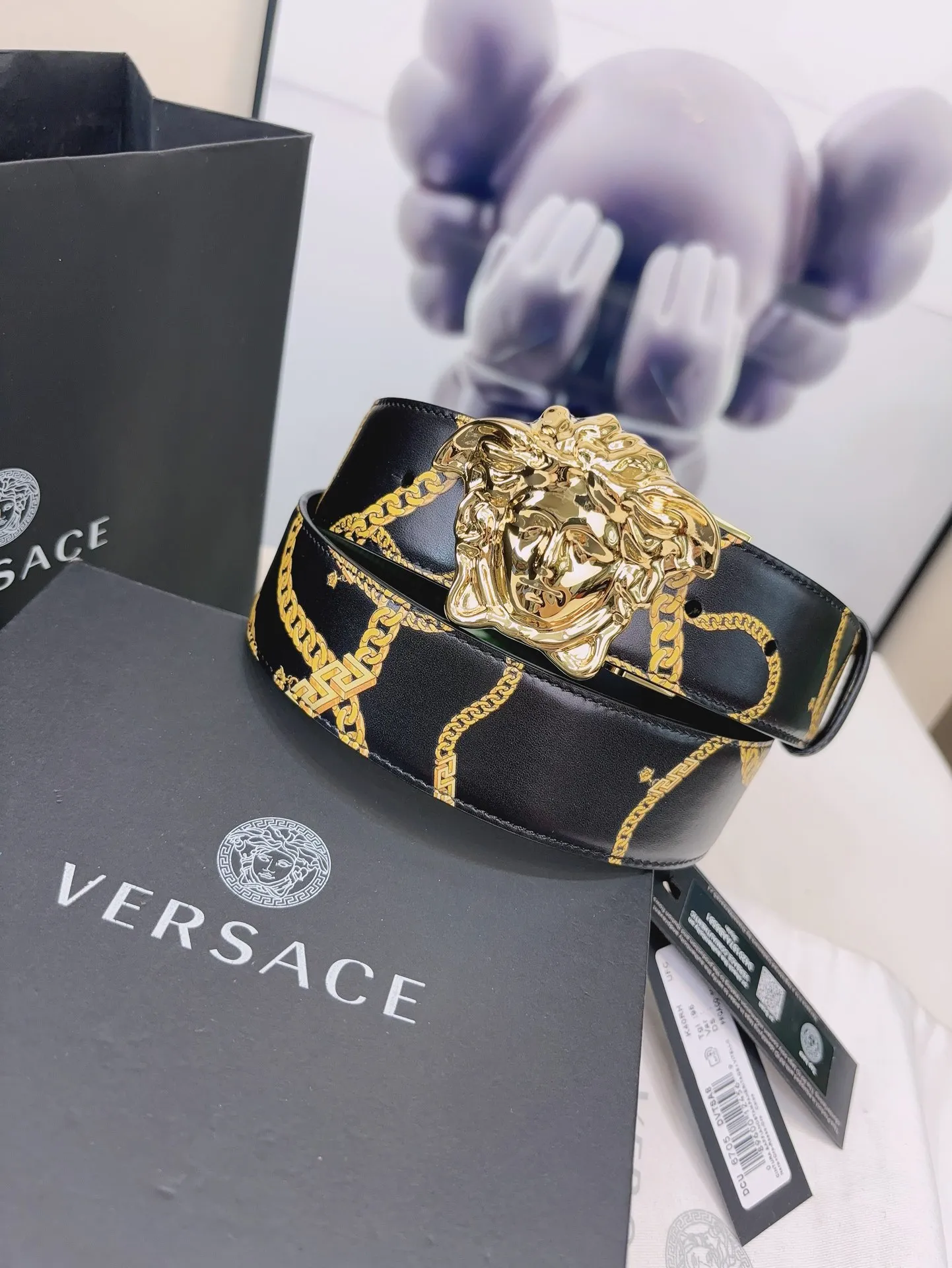 💰560💰Full package💰 💍Purchase level Versace's double-sided belt is made of smooth saffiano leather and equipped with a 3D Medusa belt buckle. One side has a solid color design and the other side features a Tabloid print. The print is both a nod to current celebrity culture and a playful capture of all the news surrounding Versace. 4.0cm wide