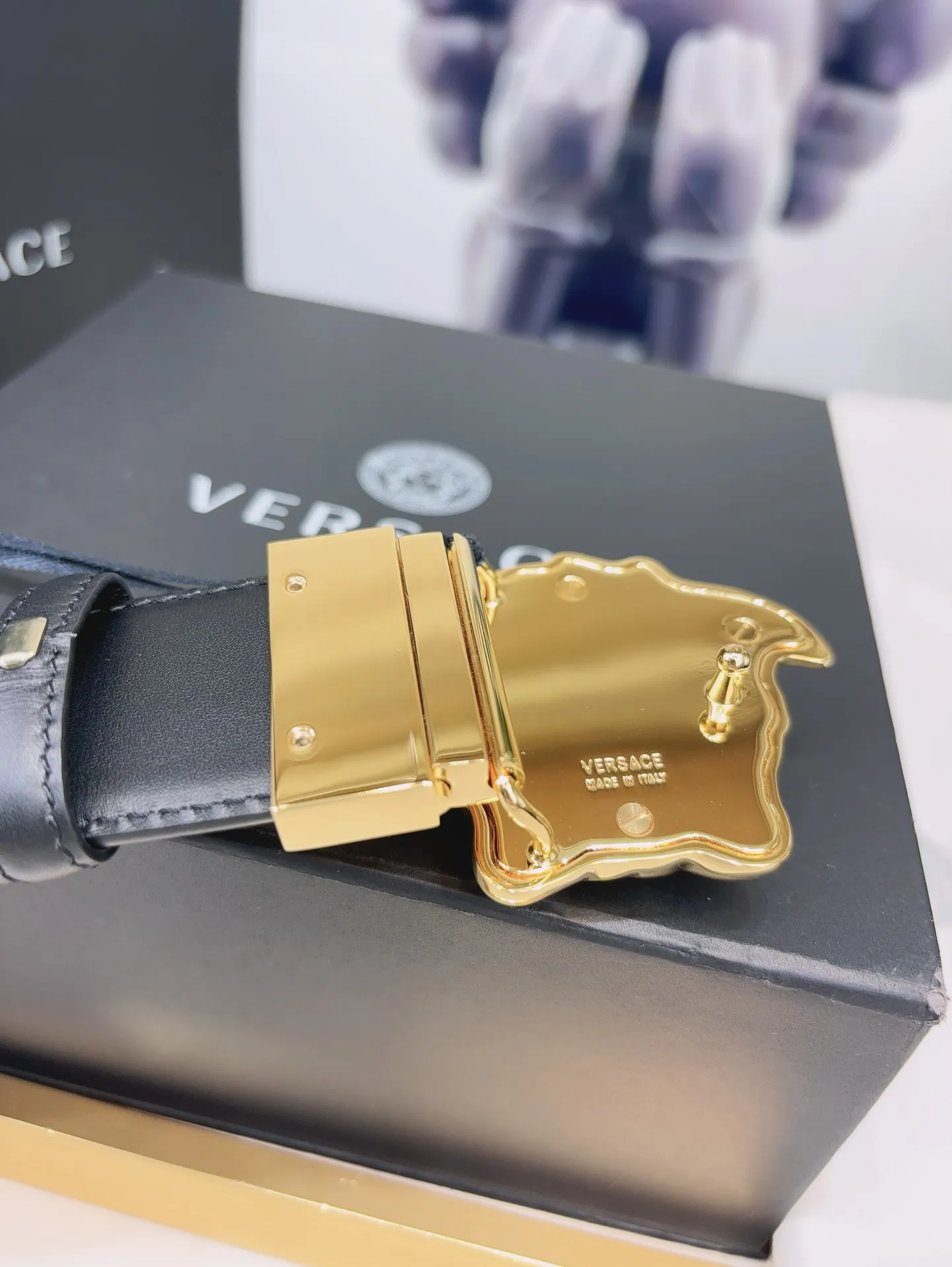 💰560💰Full package💰 💍Purchase level Versace's double-sided belt is made of smooth saffiano leather and equipped with a 3D Medusa belt buckle. One side has a solid color design and the other side features a Tabloid print. The print is both a nod to current celebrity culture and a playful capture of all the news surrounding Versace. 4.0cm wide