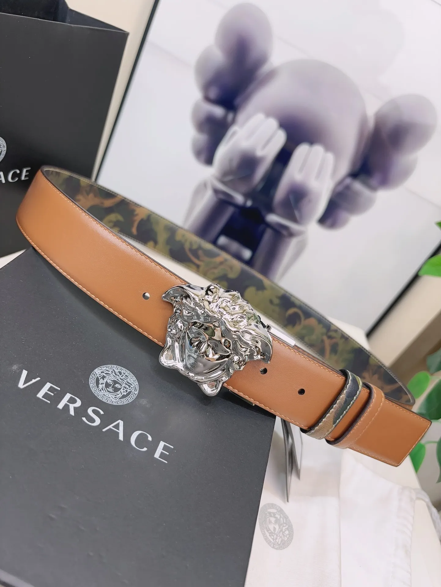💰520💰Full package💰 💍Purchase grade Versace versace⚡️🌹Bold and flexible at the same time, this soft belt enriches the statement with a three-dimensional Medusa buckle. The reversible design has a solid color and a printed side - featuring the new Barocco flage pattern 4.0cm wide