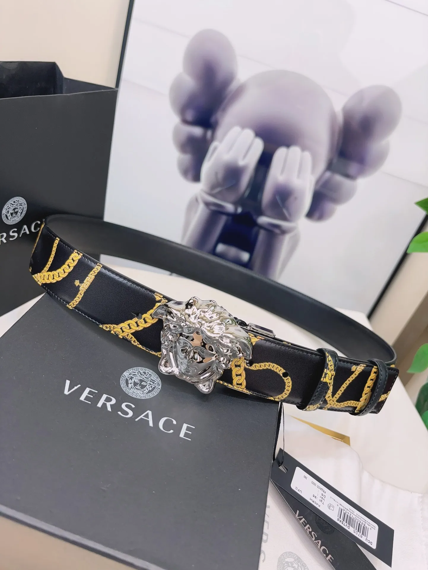 💰560💰Full package💰 💍Purchase level Versace's double-sided belt is made of smooth saffiano leather and equipped with a 3D Medusa belt buckle. One side has a solid color design and the other side features a Tabloid print. The print is both a nod to current celebrity culture and a playful capture of all the news surrounding Versace. 4.0cm wide