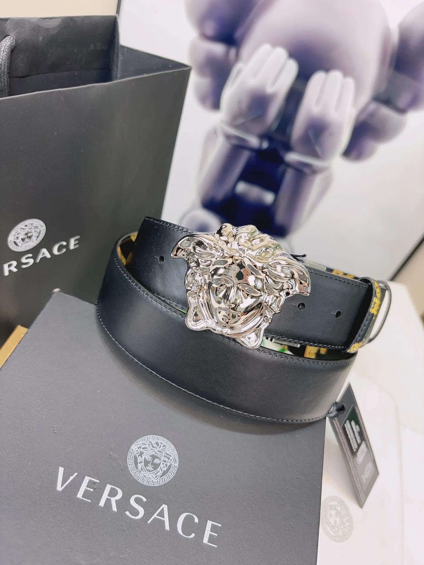 💰560💰Full package💰 💍Purchase level Versace's double-sided belt is made of smooth saffiano leather and equipped with a 3D Medusa belt buckle. One side has a solid color design and the other side features a Tabloid print. The print is both a nod to current celebrity culture and a playful capture of all the news surrounding Versace. 4.0cm wide