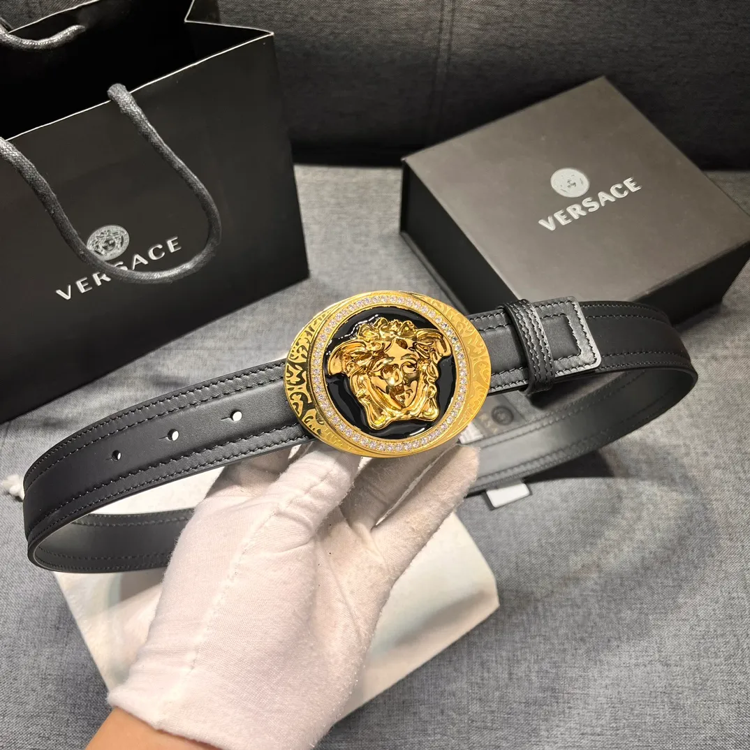 💰560💰Full package💰 💍Purchase level Versace⚡️🌹3.5cm wide leather belt, decorated with stitching details⚡️🌹With classic La Medusa buckle and engraved with Greca pattern⚡️🌹La Medusa buckle Greca pattern