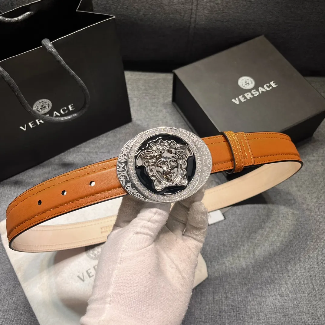 💰560💰Full package💰 💍Purchase level Versace⚡️🌹3.5cm wide leather belt, decorated with stitching details⚡️🌹With classic La Medusa buckle and engraved with Greca pattern⚡️🌹La Medusa buckle Greca pattern