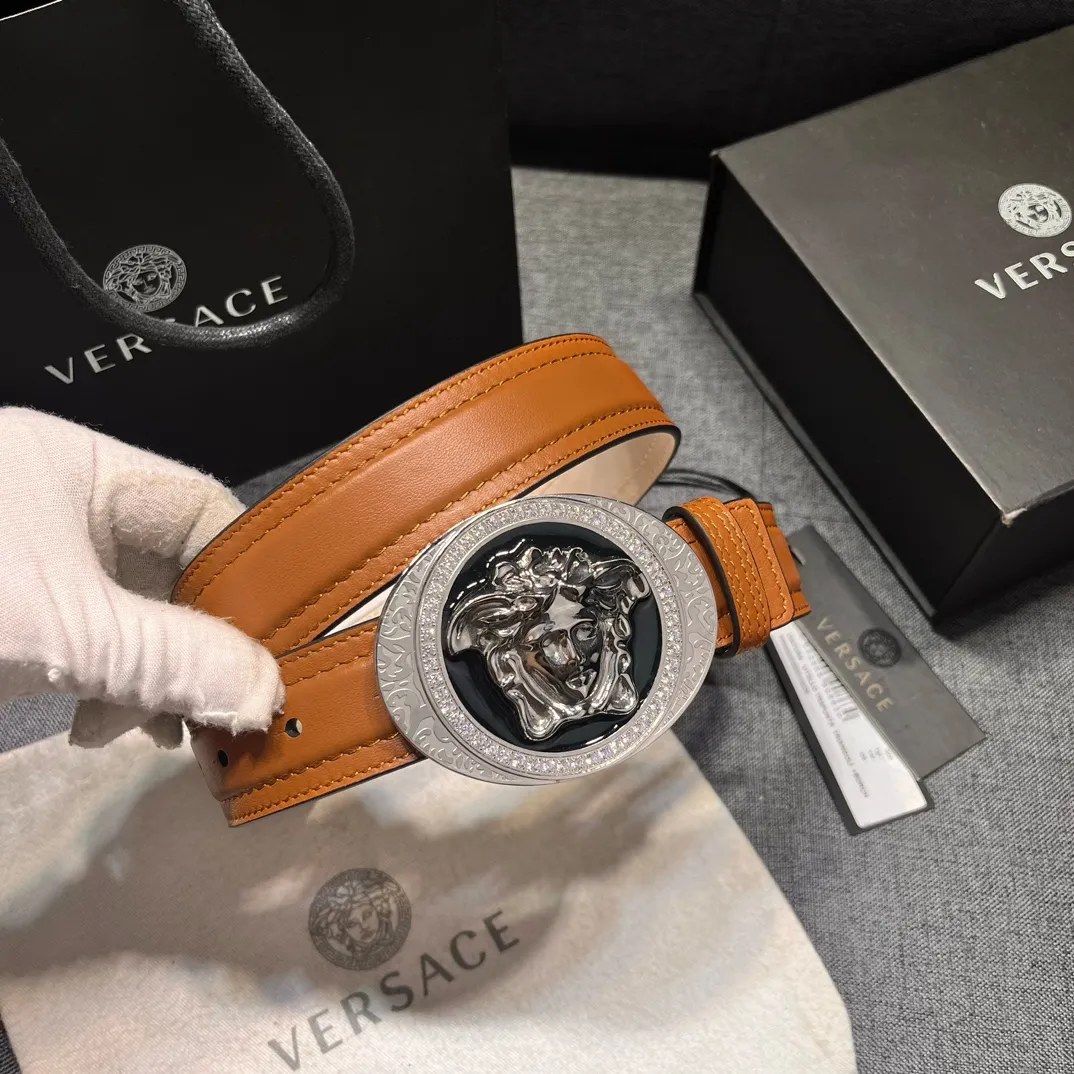 💰560💰Full package💰 💍Purchase level Versace⚡️🌹3.5cm wide leather belt, decorated with stitching details⚡️🌹With classic La Medusa buckle and engraved with Greca pattern⚡️🌹La Medusa buckle Greca pattern