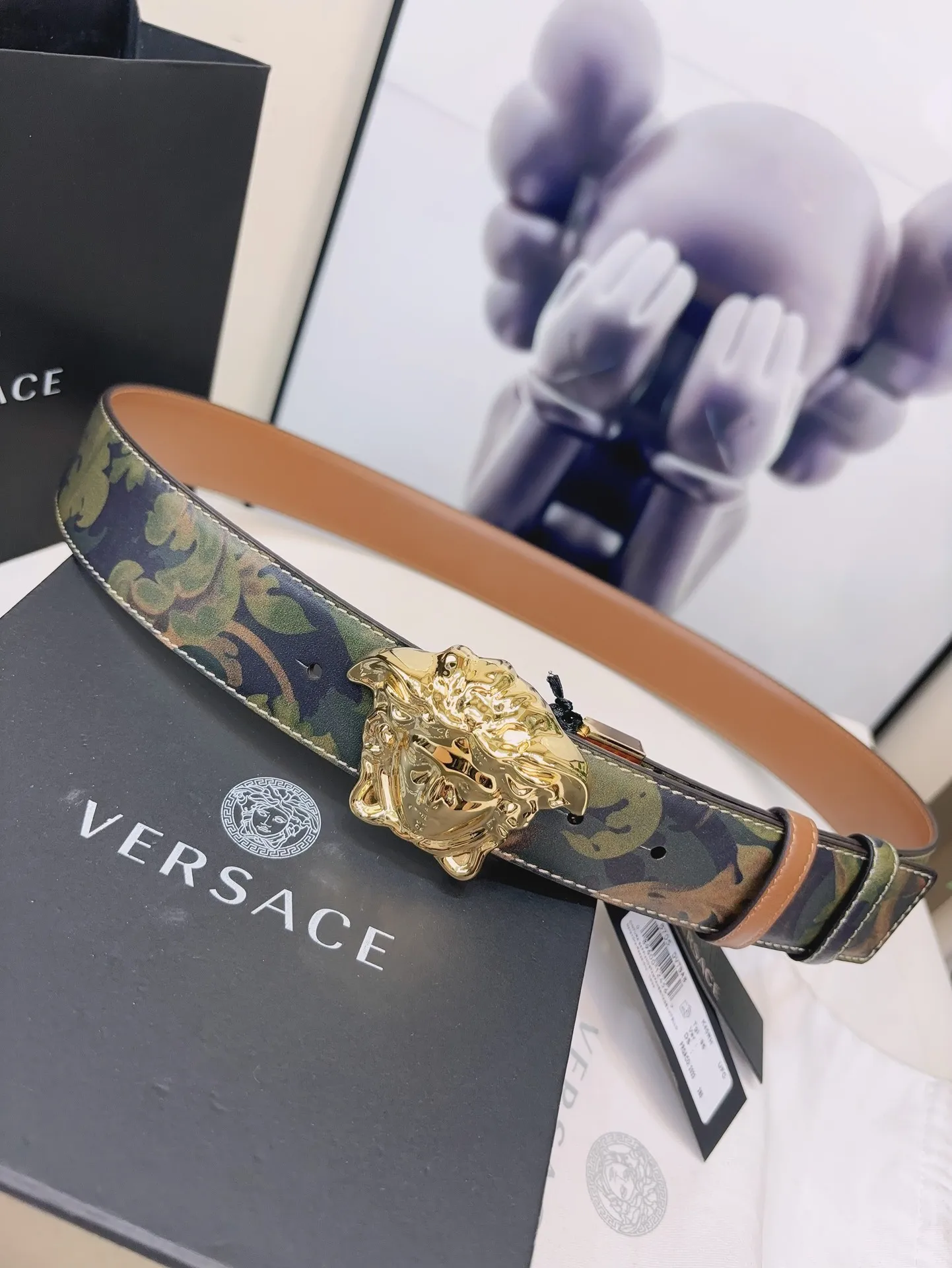 💰520💰Full package💰 💍Purchase grade Versace versace⚡️🌹Bold and flexible at the same time, this soft belt enriches the statement with a three-dimensional Medusa buckle. The reversible design has a solid color and a printed side - featuring the new Barocco flage pattern 4.0cm wide