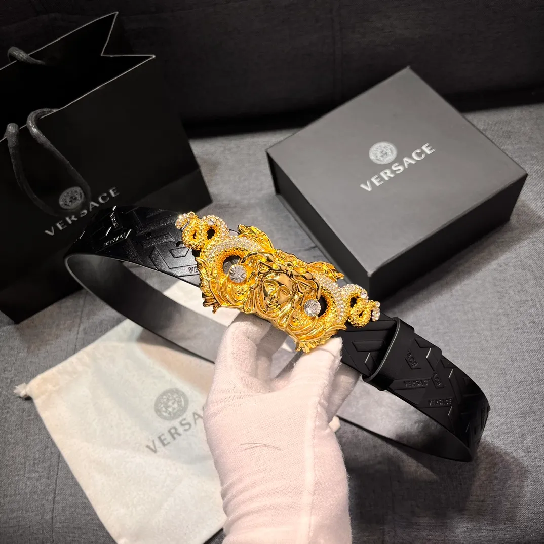 💰720💰Full package💰 💍Purchase grade Versace⚡️🌹3.5cm wide leather belt, decorated with stitching details⚡️🌹Paired with classic La Medusa buckle diamond-encrusted steel buckle and engraved with Greca pattern⚡️🌹La Medusa buckle Greca pattern