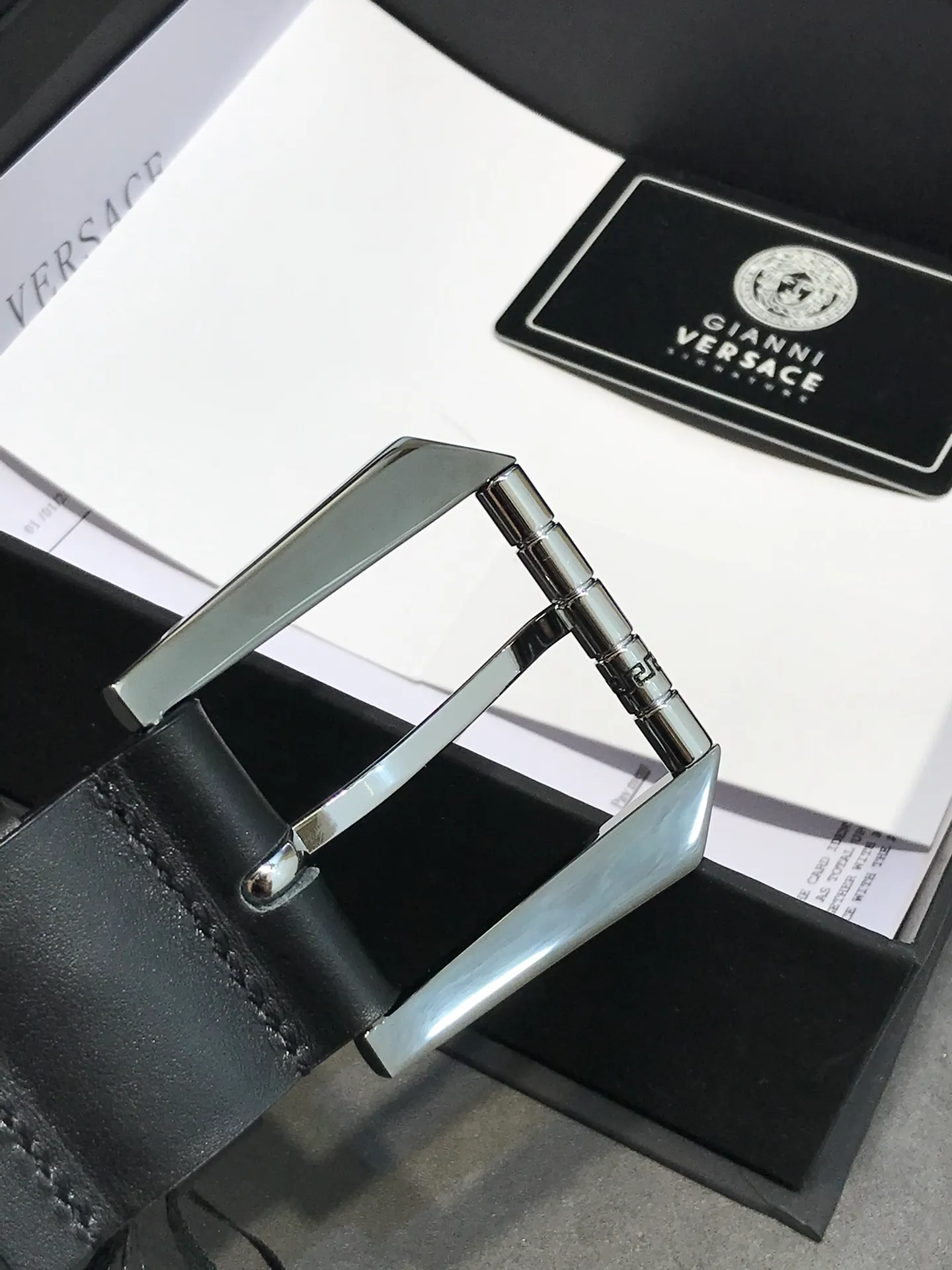 💰600💰Full set of packaging💰 💍Purchase level Versace⚡️🌹Same style at the counter, real shot✈️Official website of the counter, size: 38MM wide, original three-dimensional roller Great Wall pattern ruthenium-palladium intercolor pin buckle, rich in design beauty , both sides are made of imported original calfskin with full-letter rivets, showing personality, clear and beautiful, soft leather, comfortable feel, and high grade. High-definition real shots📷Quality guaranteed, not market goods‼ ️‼ ️