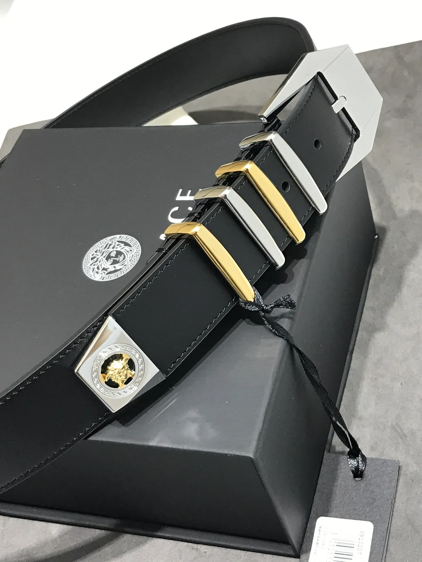 💰560💰Full set of packaging💰 💍Purchasing-grade Versace⚡️🌹Same style at the counter, real shot✈️Official website of the counter, size: 35MM wide, original three-dimensional ruthenium-palladium pin buckle, rich in design beauty , made of imported original calfskin on both sides, equipped with two-tone hardware rings and tail labels, showing personality, clear and beautiful, soft leather, comfortable feel, and high grade. High-definition real shots📷Quality guaranteed, not market goods‼ ️‼ ️