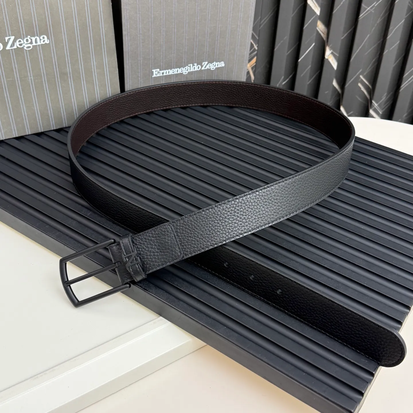 💰480💰Complete package💰 💍Purchase grade Ermenegildo Zegna This belt is made of grained leather with a rustic texture. Triple Stitch™ buckle features a glossy jet black finish for a stylish monochromatic effect. The buckle is embellished with the signature XXX stitch for added brand flair. Product code LHCEO-B014BZ-NER