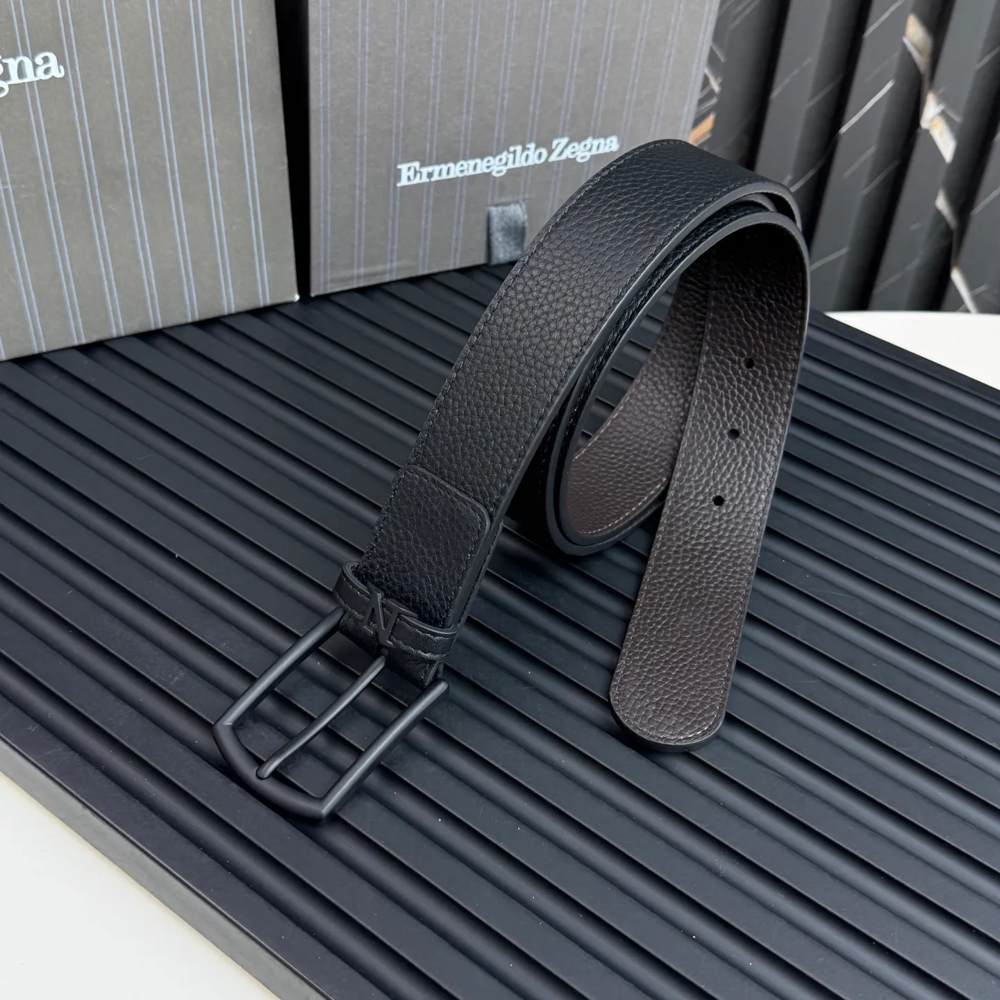 💰480💰Complete package💰 💍Purchase grade Ermenegildo Zegna This belt is made of grained leather with a rustic texture. Triple Stitch™ buckle features a glossy jet black finish for a stylish monochromatic effect. The buckle is embellished with the signature XXX stitch for added brand flair. Product code LHCEO-B014BZ-NER