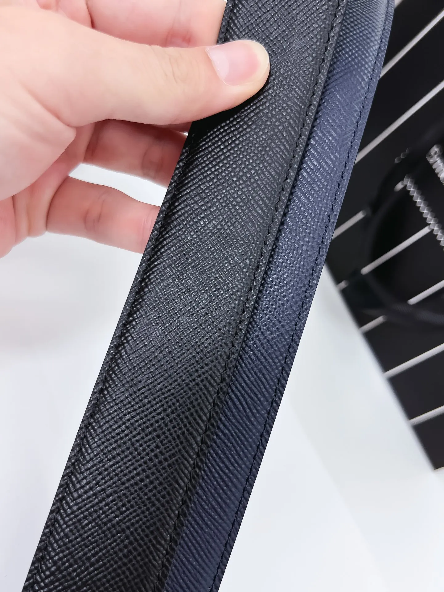 💰480💰Full package💰 💍Purchase grade Ermenegildo Zegna⚡️🌹Width 3.5cm Double-sided Italian imported leather, originally imported from regular channels, moderate feel⚡️🌹The leather is very durable and can be used normally for 3-5 years without any problems. It can be used on both sides and is suitable for casual and business attire, high-end and elegant. Button head: pure copper buckle (gold, silver, black) size; 100-125CM (can be cut)