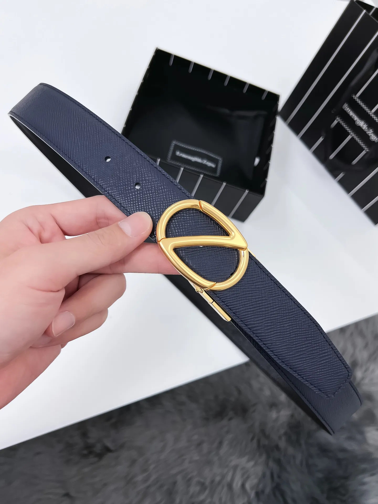 💰480💰Full package💰 💍Purchase grade Ermenegildo Zegna⚡️🌹Width 3.5cm Double-sided Italian imported leather, originally imported from regular channels, moderate feel⚡️🌹The leather is very durable and can be used normally for 3-5 years without any problems. It can be used on both sides and is suitable for casual and business attire, high-end and elegant. Button head: pure copper buckle (gold, silver, black) size; 100-125CM (can be cut)
