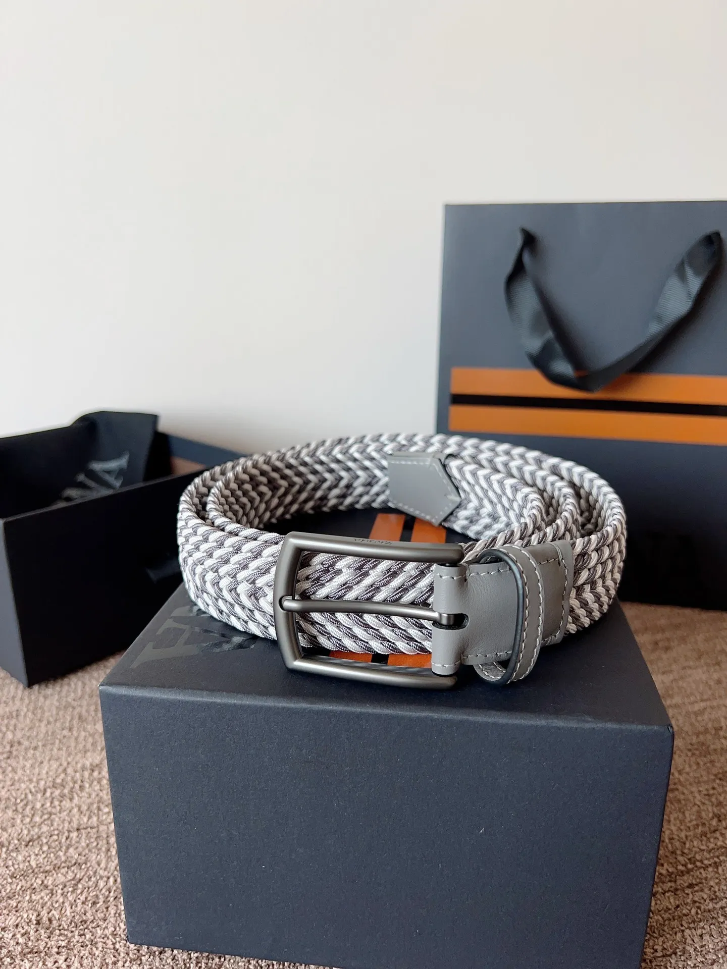 💰560💰Full package💰 💍Purchasing agent Zegna⚡️🌹25 spring and summer new men's woven belt! Original rayon and linen weaving, with up to 25 individual strands of high-elastic elastic inside, and a soft, silky outer layer that feels just like silk webbing. Its elasticity and breathability are several levels higher than ordinary cotton webbing. It’s the first choice for refreshing summer wear!