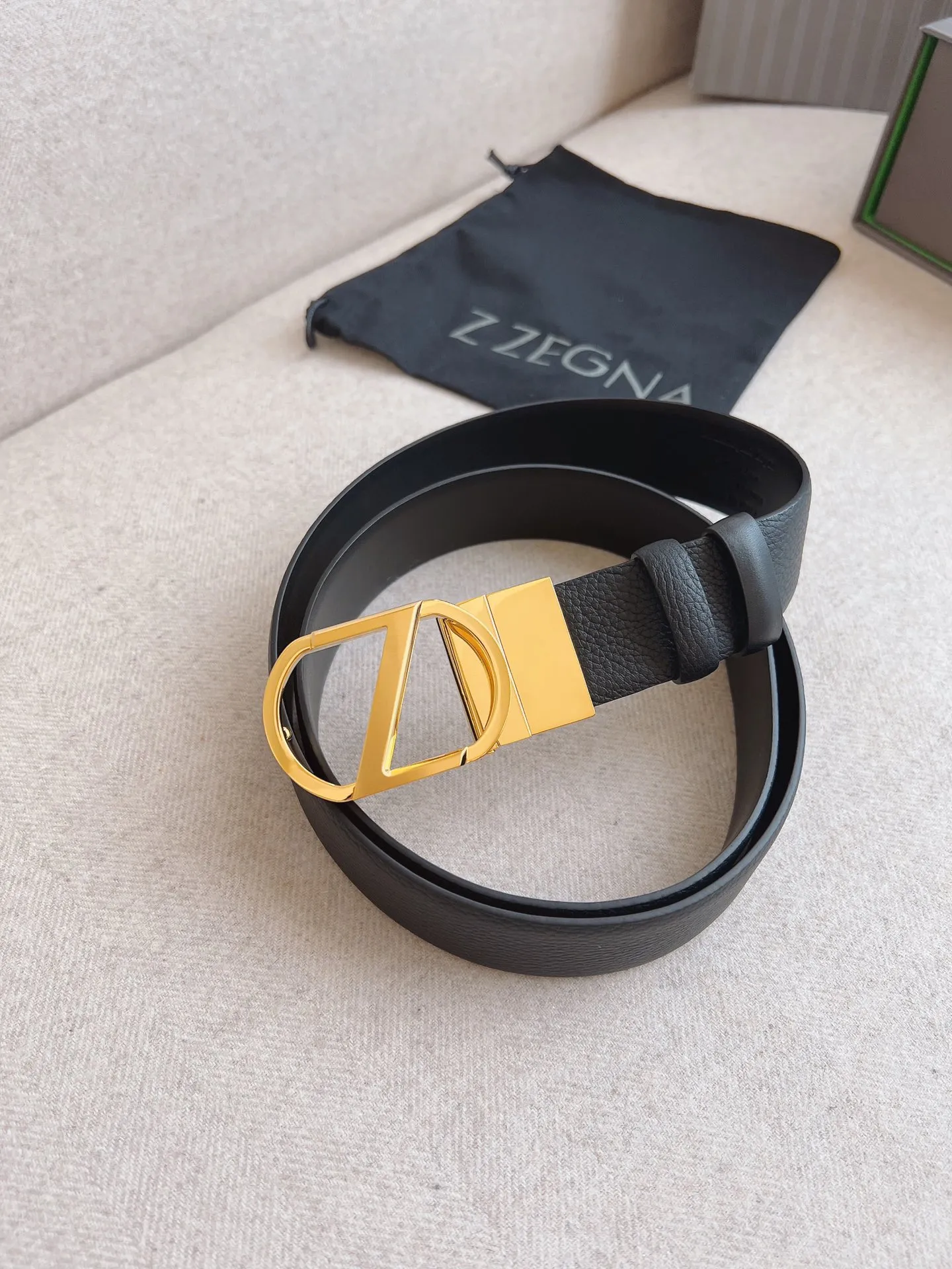 💰480💰Full package💰 💍Purchasing agent grade Zegna high-quality versatile accessories; the belt is minimalist in style, interpreting the contemporary gentleman style, and decorated with a fashionable logo belt buckle, which can add the finishing touch to your overall look; suitable for both formal and casual wear. Width 3.5cm