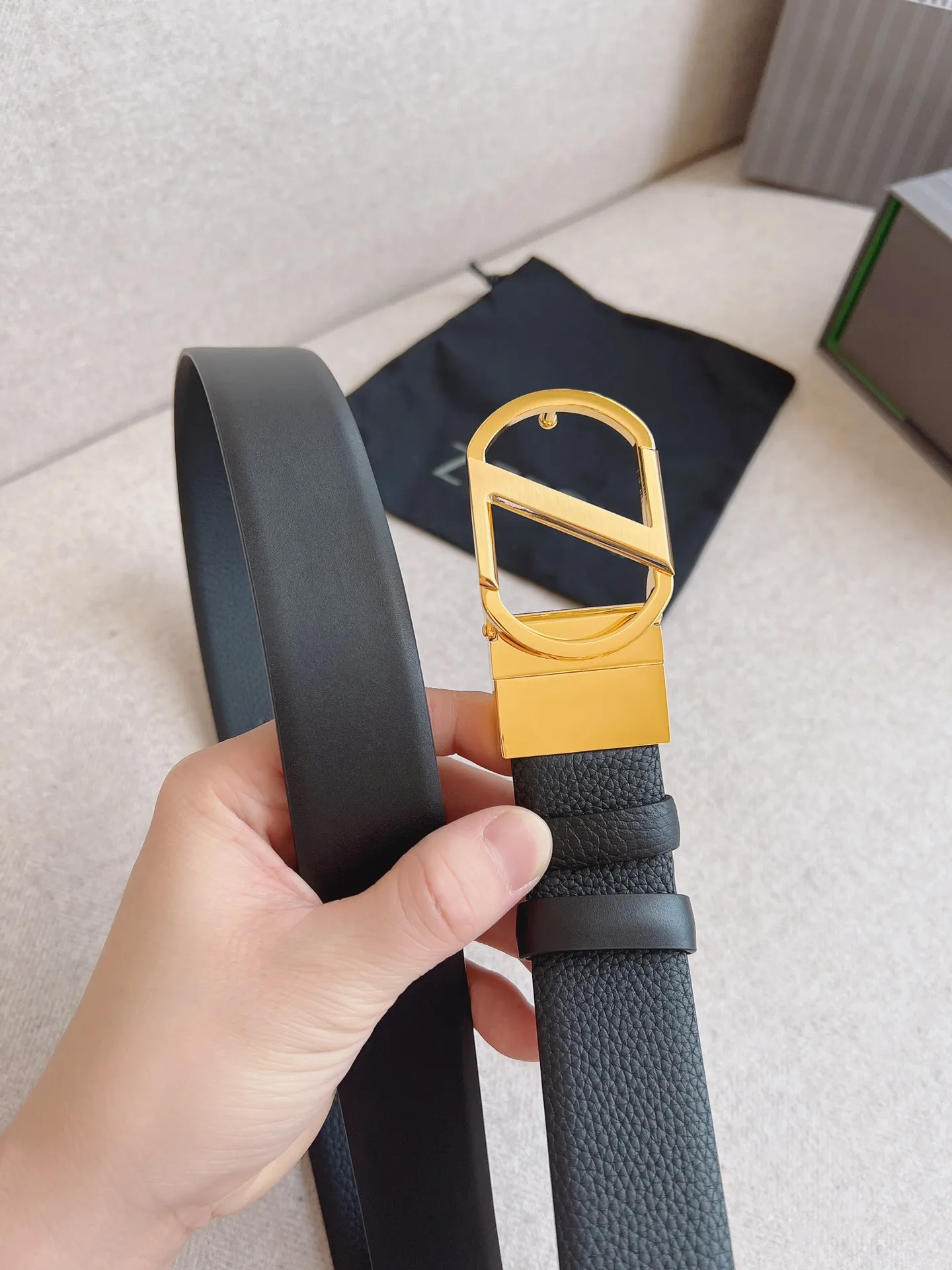💰480💰Full package💰 💍Purchasing agent grade Zegna high-quality versatile accessories; the belt is minimalist in style, interpreting the contemporary gentleman style, and decorated with a fashionable logo belt buckle, which can add the finishing touch to your overall look; suitable for both formal and casual wear. Width 3.5cm