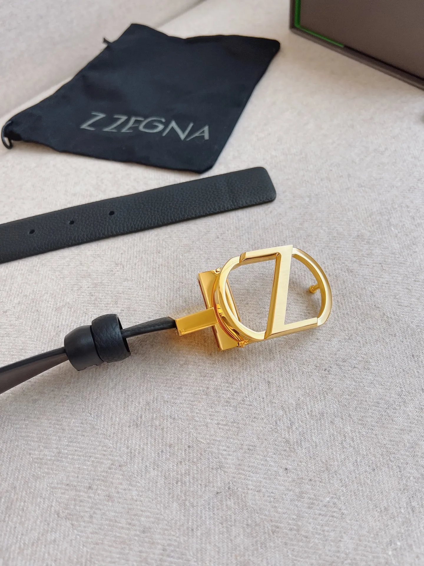 💰480💰Full package💰 💍Purchasing agent grade Zegna high-quality versatile accessories; the belt is minimalist in style, interpreting the contemporary gentleman style, and decorated with a fashionable logo belt buckle, which can add the finishing touch to your overall look; suitable for both formal and casual wear. Width 3.5cm
