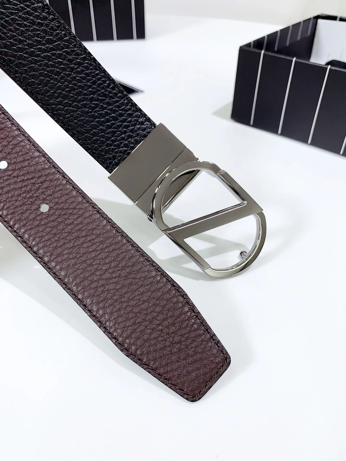 💰460💰Full set of packaging💰 💍Purchase grade Ermenegildo Zegna⚡️🌹Width 3.5CM supports chip anti-counterfeiting. Double-sided leather belt with ruthenium Gancini buckle. Modern style to enhance everyday looks. The belt is adjustable and can be cut to fit your needs. Color: black with coffee, black with blue, buckle head; pure copper buckle (gold, silver, black), size; 100-125CM (can be cut)