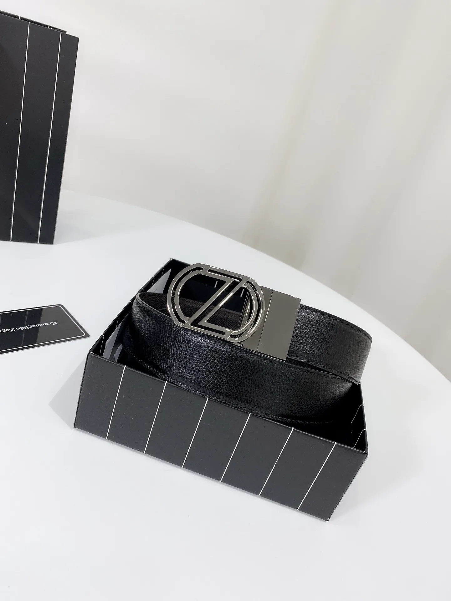 💰460💰Full set of packaging💰 💍Purchasing agent Zegna Simple style Width 3.5CM Imported first-layer palm-print cowhide (originally imported from Italy, shipped directly back by air) Imported leather features, durable and strong, the bag can be used for a lifetime, double-sided, black coffee match. Button head: pure copper buckle (gold, silver, black) size; 100-125CM (can be cut) packaging; full set of packaging