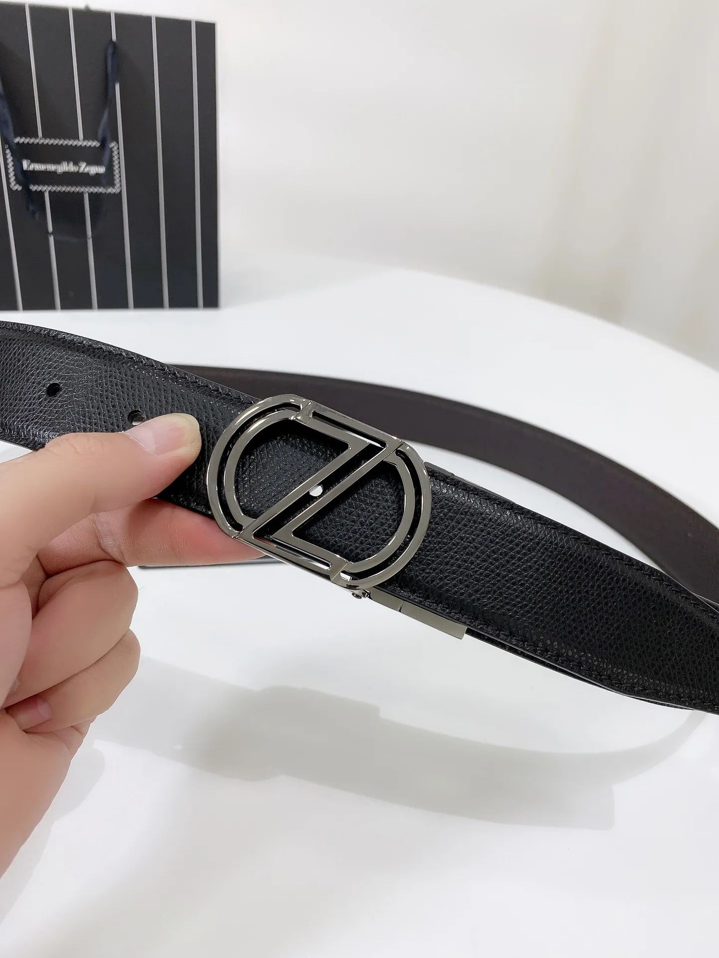 💰460💰Full set of packaging💰 💍Purchasing agent Zegna Simple style Width 3.5CM Imported first-layer palm-print cowhide (originally imported from Italy, shipped directly back by air) Imported leather features, durable and strong, the bag can be used for a lifetime, double-sided, black coffee match. Button head: pure copper buckle (gold, silver, black) size; 100-125CM (can be cut) packaging; full set of packaging
