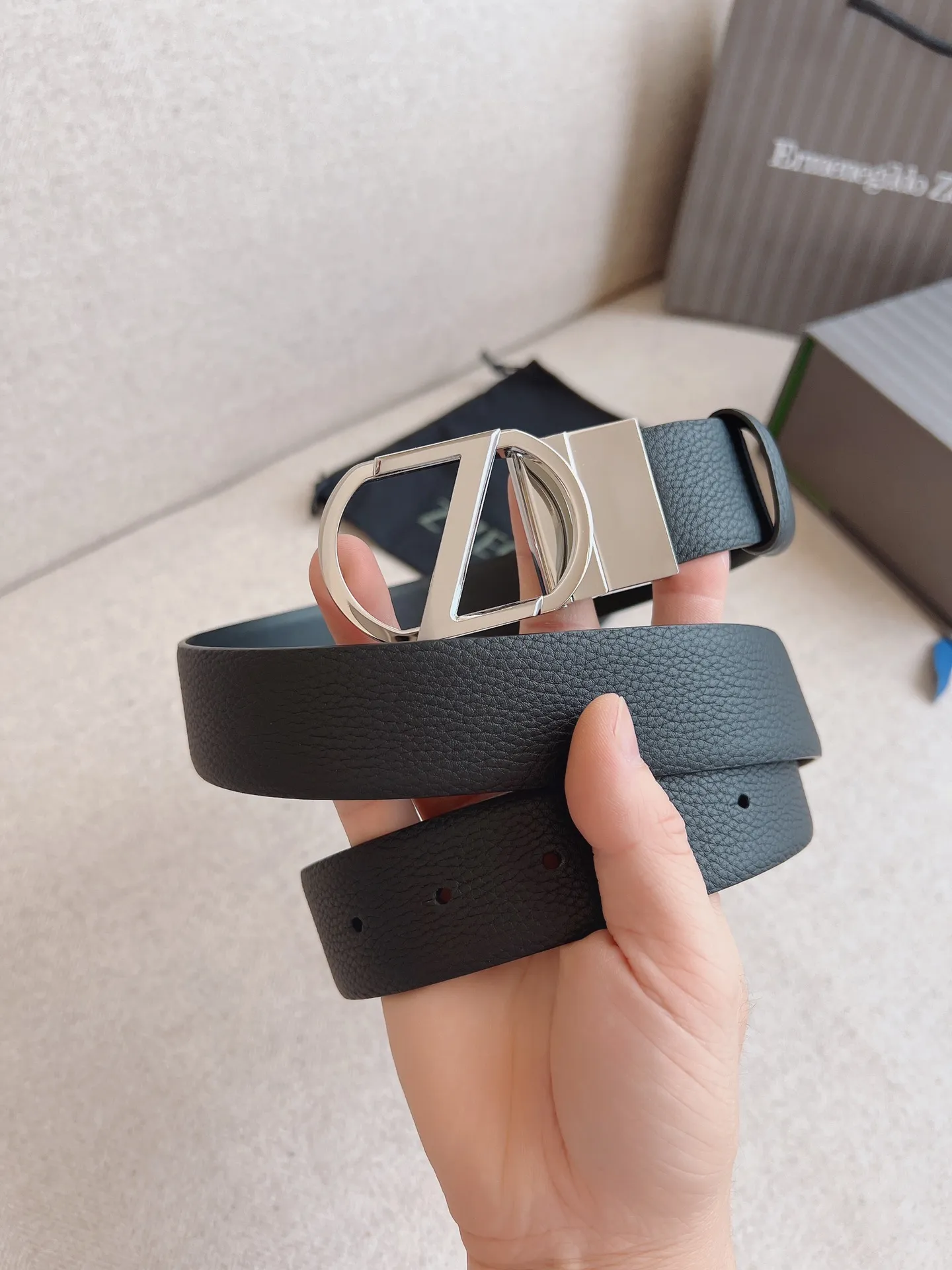 💰480💰Full package💰 💍Purchasing agent grade Zegna high-quality versatile accessories; the belt is minimalist in style, interpreting the contemporary gentleman style, and decorated with a fashionable logo belt buckle, which can add the finishing touch to your overall look; suitable for both formal and casual wear. Width 3.5cm