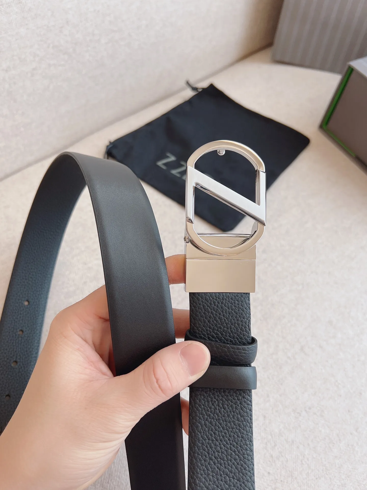 💰480💰Full package💰 💍Purchasing agent grade Zegna high-quality versatile accessories; the belt is minimalist in style, interpreting the contemporary gentleman style, and decorated with a fashionable logo belt buckle, which can add the finishing touch to your overall look; suitable for both formal and casual wear. Width 3.5cm