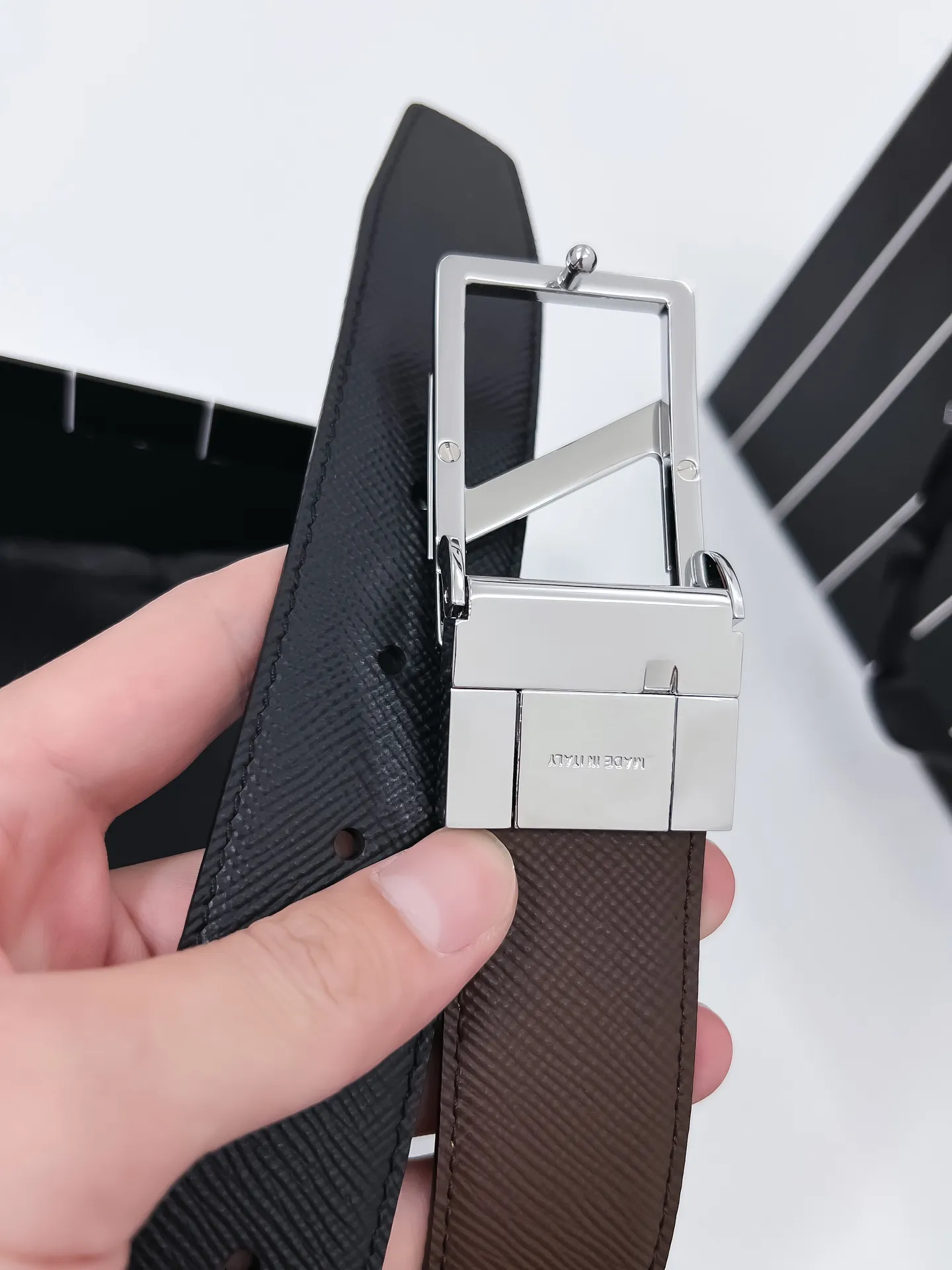 💰480💰Full package💰 💍Purchase grade Ermenegildo Zegna⚡️🌹Width 3.5cm Double-sided Italian imported leather, originally imported from regular channels, moderate feel⚡️🌹The leather is very durable and can be used normally for 3-5 years without any problems. It can be used on both sides and is suitable for casual and business attire, high-end and elegant. Button head: pure copper buckle (gold, silver, black) size; 100-125CM (can be cut)
