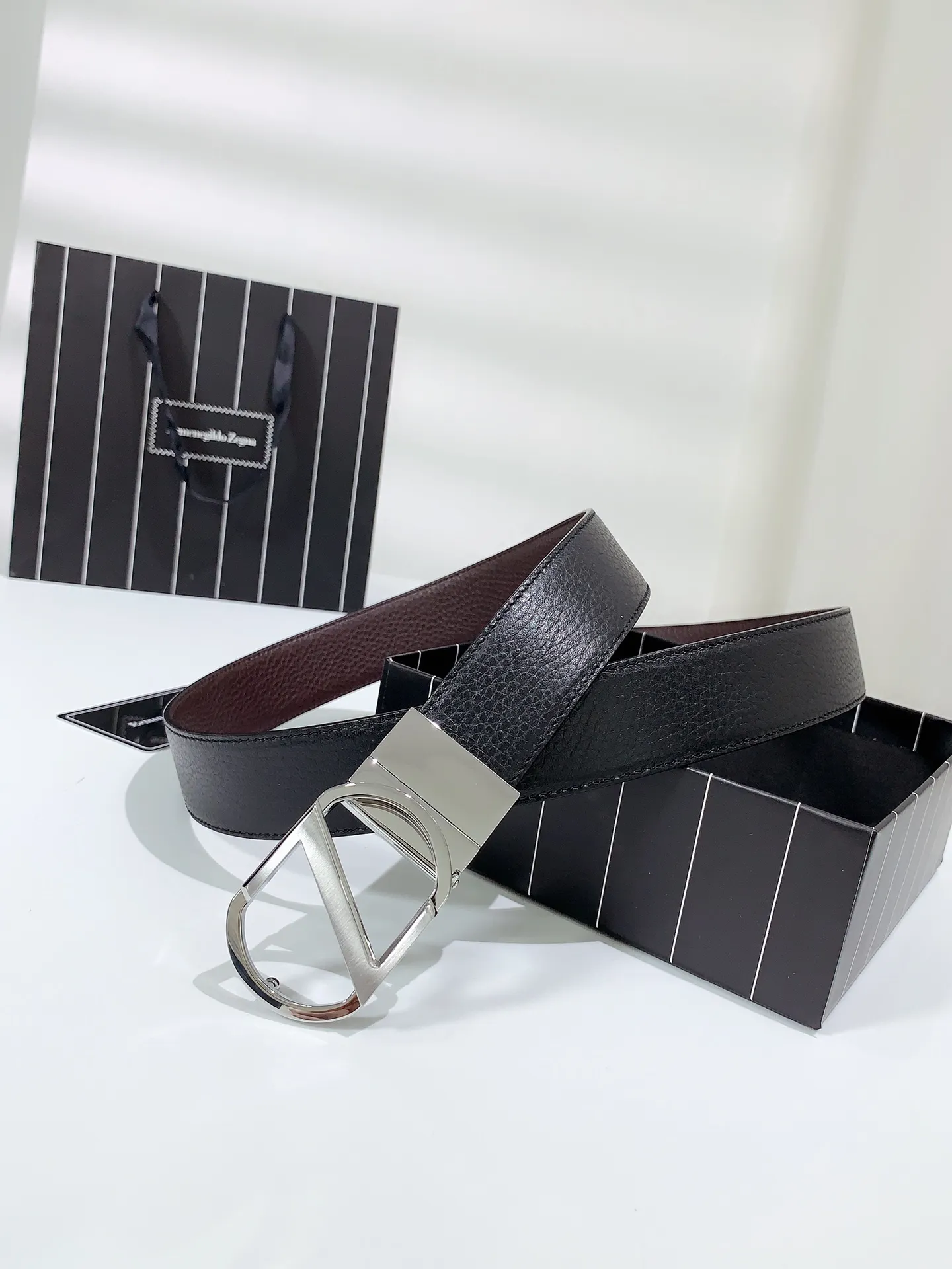 💰460💰Full set of packaging💰 💍Purchase grade Ermenegildo Zegna⚡️🌹Width 3.5CM supports chip anti-counterfeiting. Double-sided leather belt with ruthenium Gancini buckle. Modern style to enhance everyday looks. The belt is adjustable and can be cut to fit your needs. Color: black with coffee, black with blue, buckle head; pure copper buckle (gold, silver, black), size; 100-125CM (can be cut)