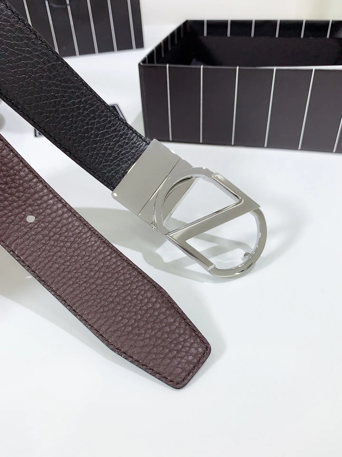 💰460💰Full set of packaging💰 💍Purchase grade Ermenegildo Zegna⚡️🌹Width 3.5CM supports chip anti-counterfeiting. Double-sided leather belt with ruthenium Gancini buckle. Modern style to enhance everyday looks. The belt is adjustable and can be cut to fit your needs. Color: black with coffee, black with blue, buckle head; pure copper buckle (gold, silver, black), size; 100-125CM (can be cut)