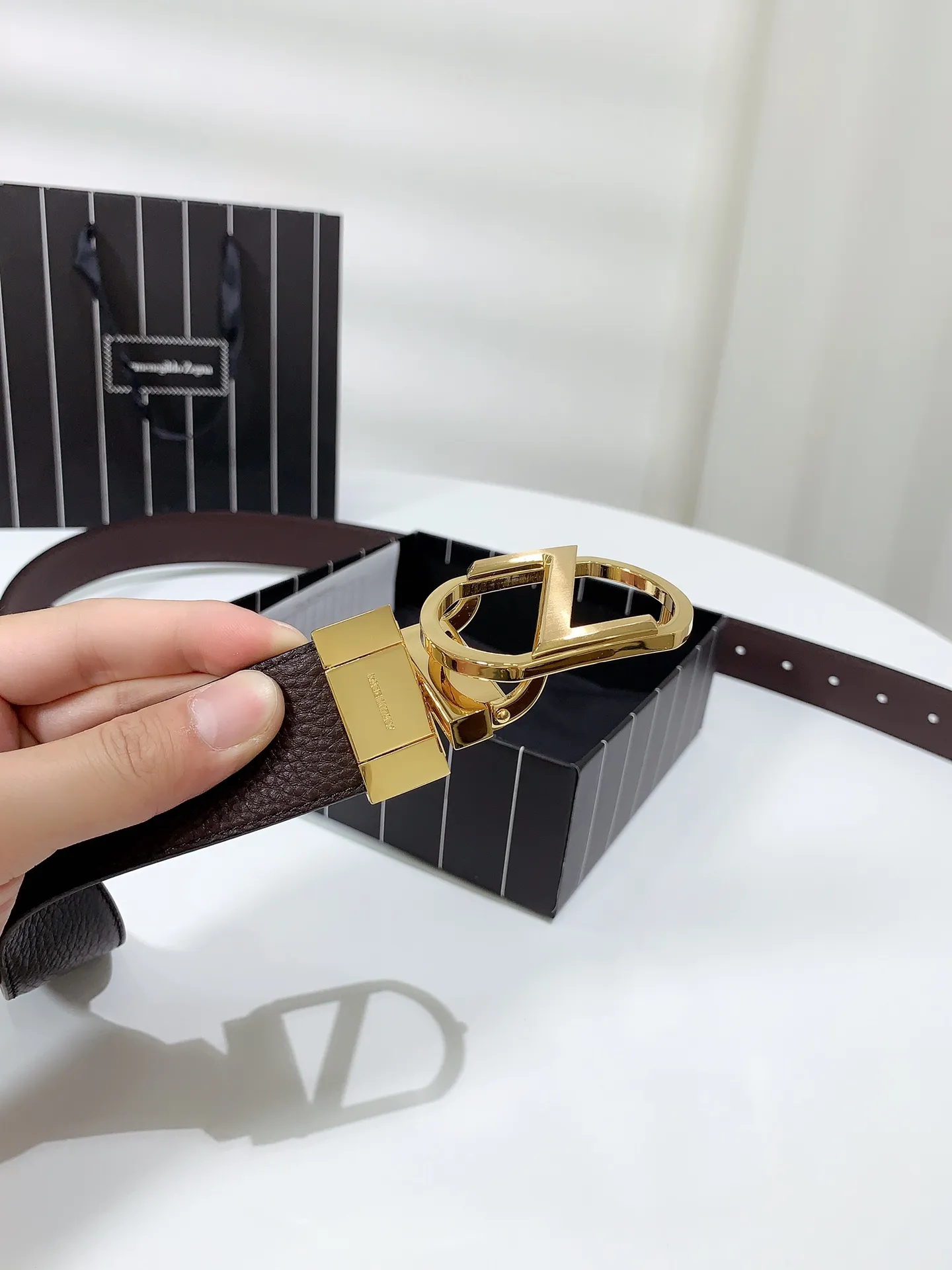 💰460💰Full set of packaging💰 💍Purchase grade Ermenegildo Zegna⚡️🌹Width 3.5CM supports chip anti-counterfeiting. Double-sided leather belt with ruthenium Gancini buckle. Modern style to enhance everyday looks. The belt is adjustable and can be cut to fit your needs. Color: black with coffee, black with blue, buckle head; pure copper buckle (gold, silver, black), size; 100-125CM (can be cut)
