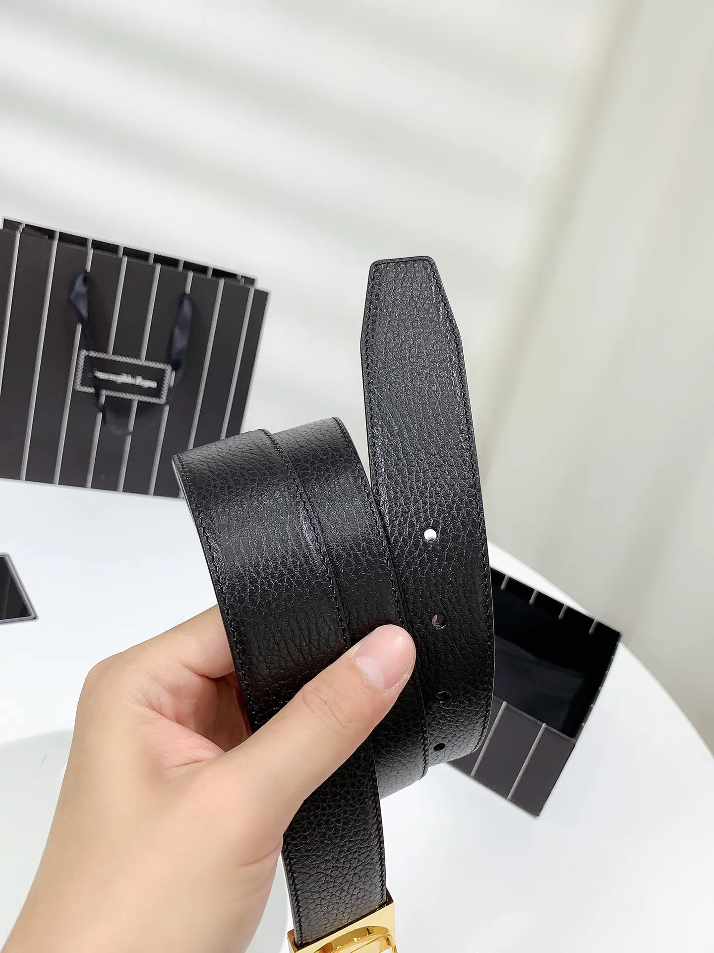 💰460💰Full set of packaging💰 💍Purchase grade Ermenegildo Zegna⚡️🌹Width 3.5CM supports chip anti-counterfeiting. Double-sided leather belt with ruthenium Gancini buckle. Modern style to enhance everyday looks. The belt is adjustable and can be cut to fit your needs. Color: black with coffee, black with blue, buckle head; pure copper buckle (gold, silver, black), size; 100-125CM (can be cut)