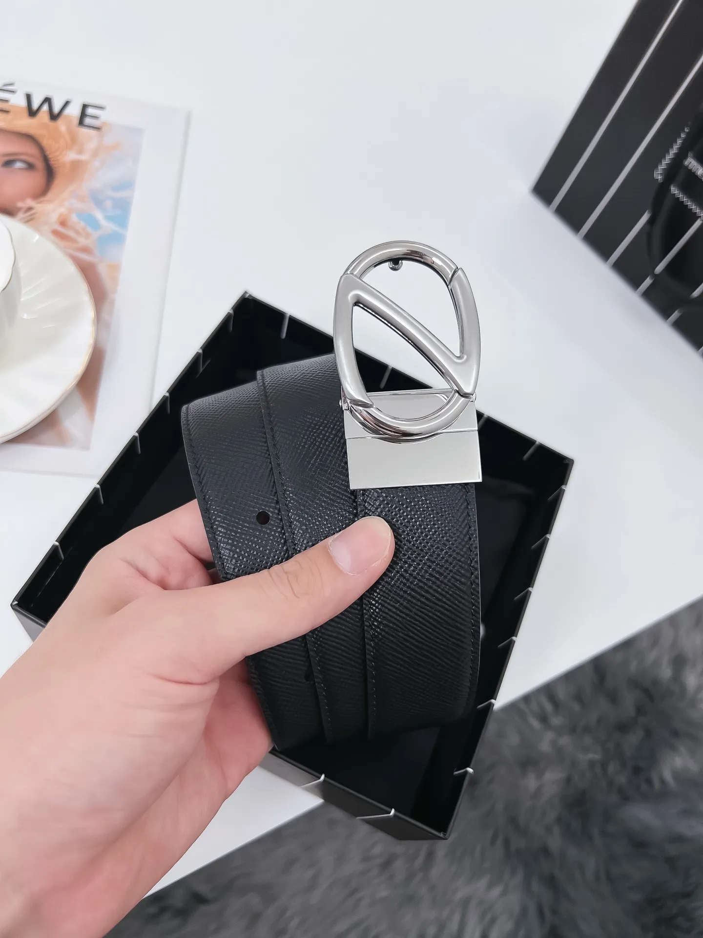 💰480💰Full package💰 💍Purchase grade Ermenegildo Zegna⚡️🌹Width 3.5cm Double-sided Italian imported leather, originally imported from regular channels, moderate feel⚡️🌹The leather is very durable and can be used normally for 3-5 years without any problems. It can be used on both sides and is suitable for casual and business attire, high-end and elegant. Button head: pure copper buckle (gold, silver, black) size; 100-125CM (can be cut)