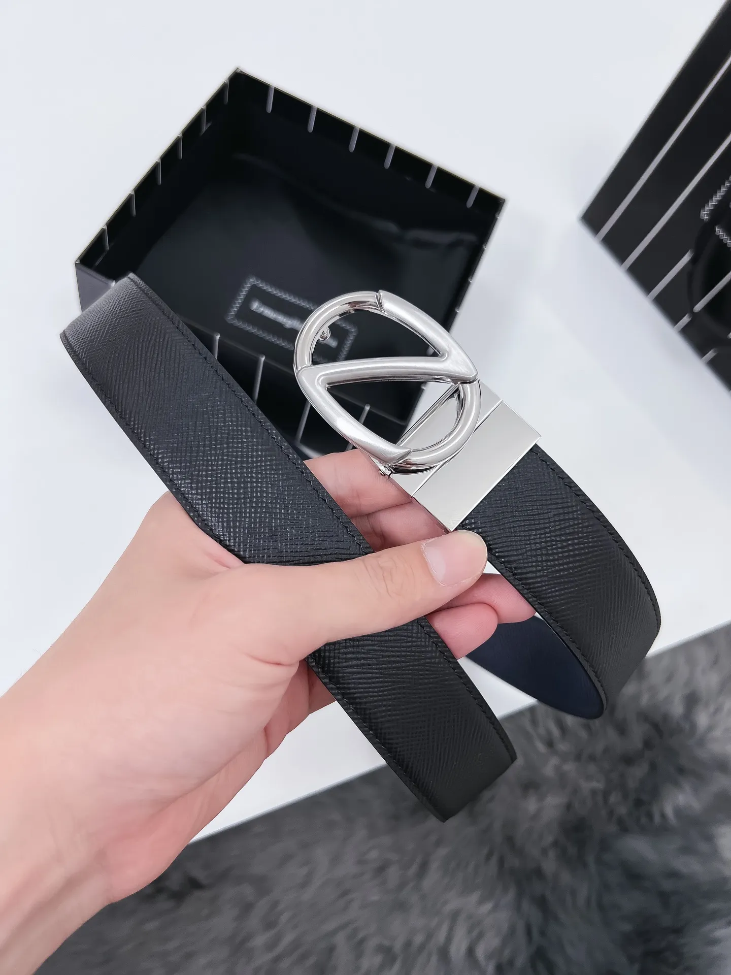 💰480💰Full package💰 💍Purchase grade Ermenegildo Zegna⚡️🌹Width 3.5cm Double-sided Italian imported leather, originally imported from regular channels, moderate feel⚡️🌹The leather is very durable and can be used normally for 3-5 years without any problems. It can be used on both sides and is suitable for casual and business attire, high-end and elegant. Button head: pure copper buckle (gold, silver, black) size; 100-125CM (can be cut)