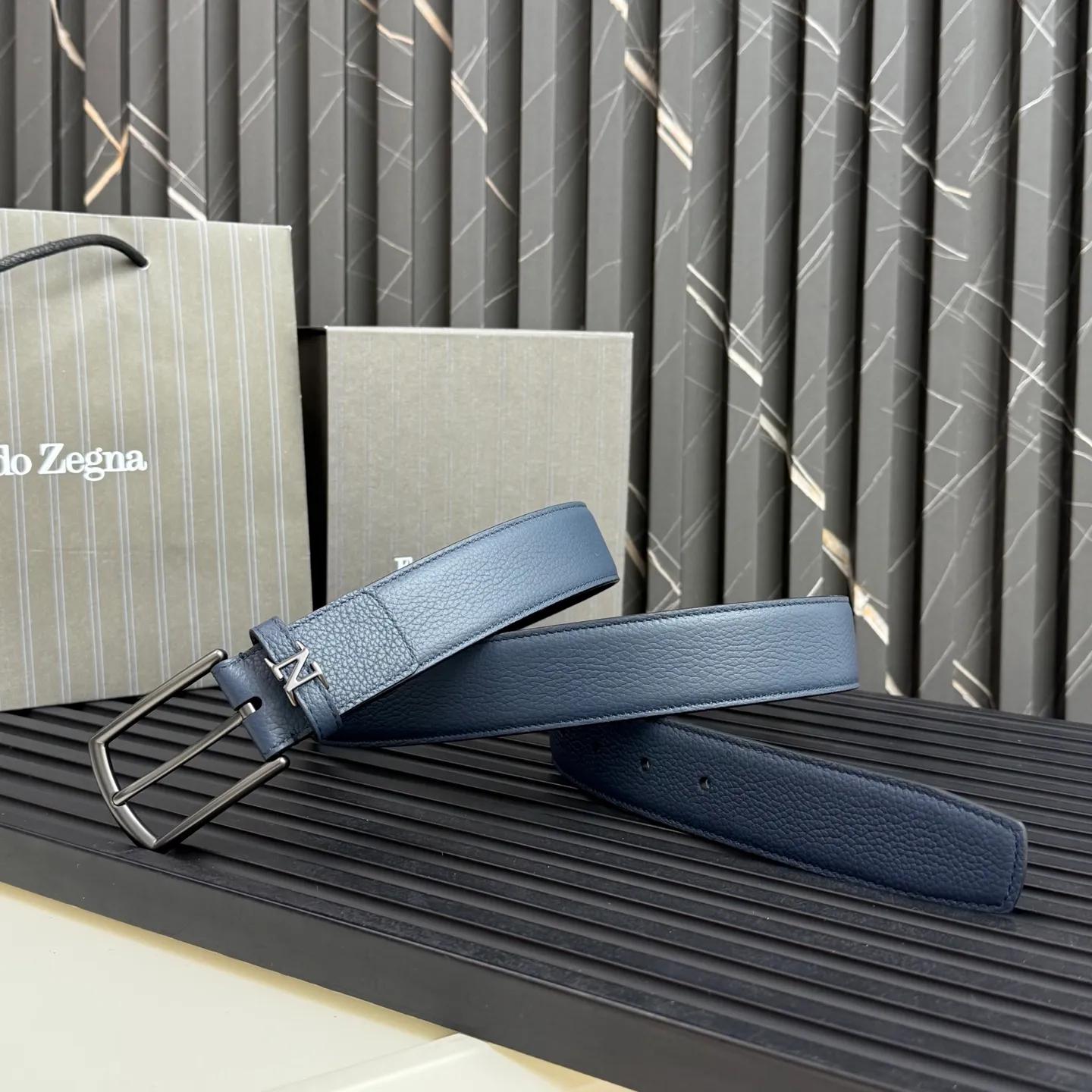 💰480💰Complete package💰 💍Purchase grade Ermenegildo Zegna This belt is made of grained leather with a rustic texture. Triple Stitch™ buckle features a glossy jet black finish for a stylish monochromatic effect. The buckle is embellished with the signature XXX stitch for added brand flair. Product code LHCEO-B014BZ-NER