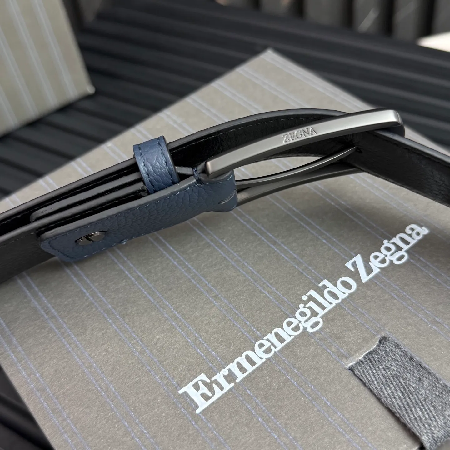 💰480💰Complete package💰 💍Purchase grade Ermenegildo Zegna This belt is made of grained leather with a rustic texture. Triple Stitch™ buckle features a glossy jet black finish for a stylish monochromatic effect. The buckle is embellished with the signature XXX stitch for added brand flair. Product code LHCEO-B014BZ-NER