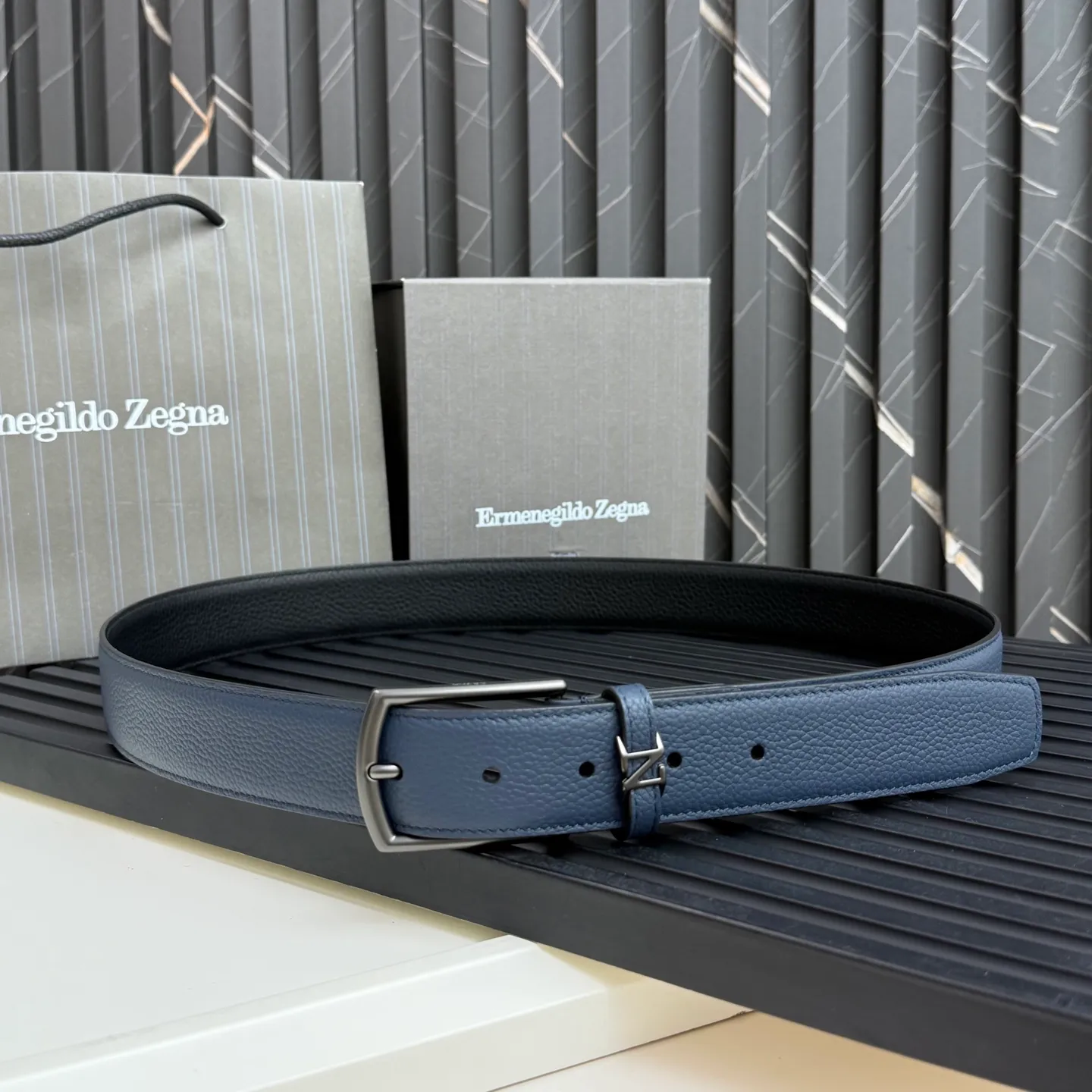 💰480💰Complete package💰 💍Purchase grade Ermenegildo Zegna This belt is made of grained leather with a rustic texture. Triple Stitch™ buckle features a glossy jet black finish for a stylish monochromatic effect. The buckle is embellished with the signature XXX stitch for added brand flair. Product code LHCEO-B014BZ-NER