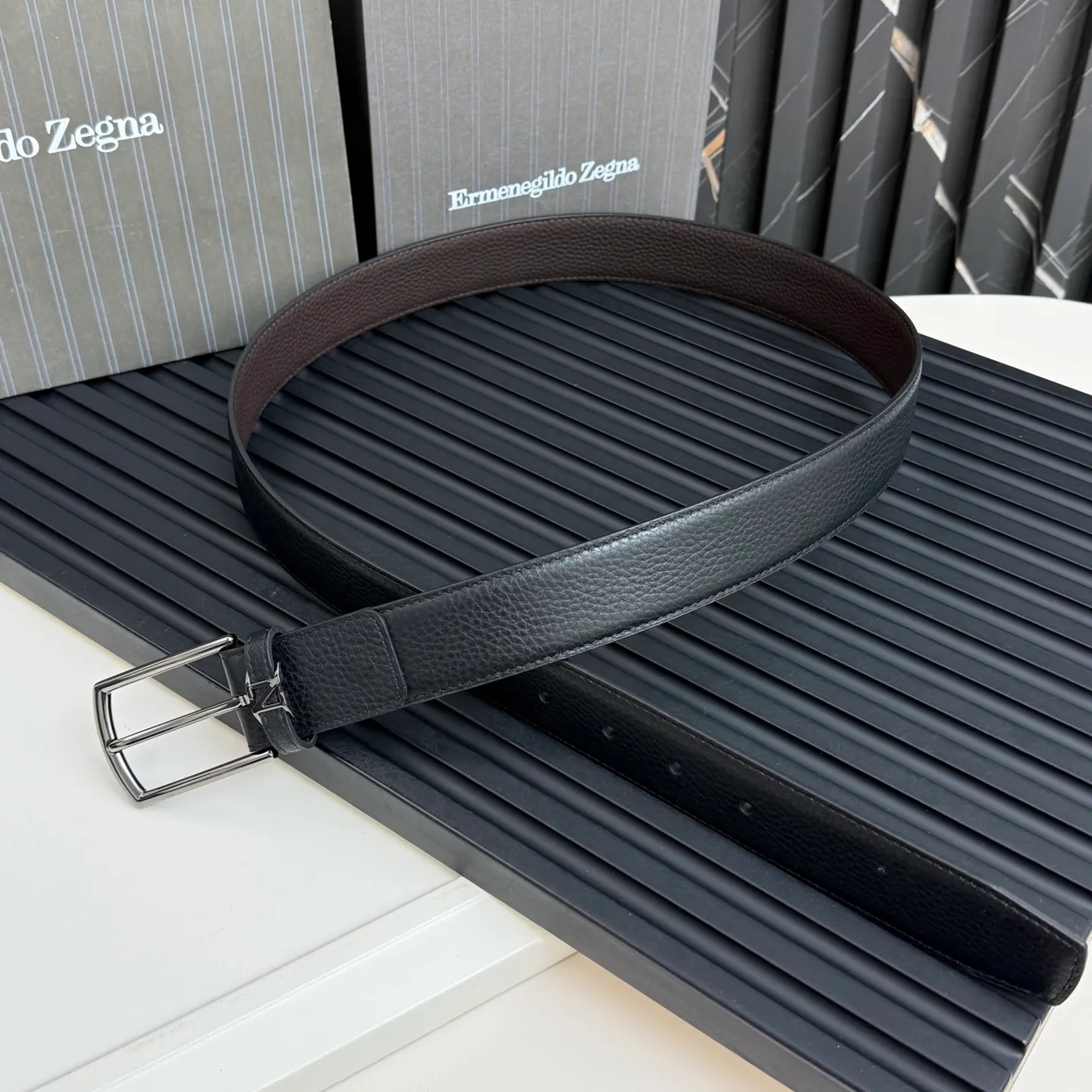 💰480💰Complete package💰 💍Purchase grade Ermenegildo Zegna This belt is made of grained leather with a rustic texture. Triple Stitch™ buckle features a glossy jet black finish for a stylish monochromatic effect. The buckle is embellished with the signature XXX stitch for added brand flair. Product code LHCEO-B014BZ-NER