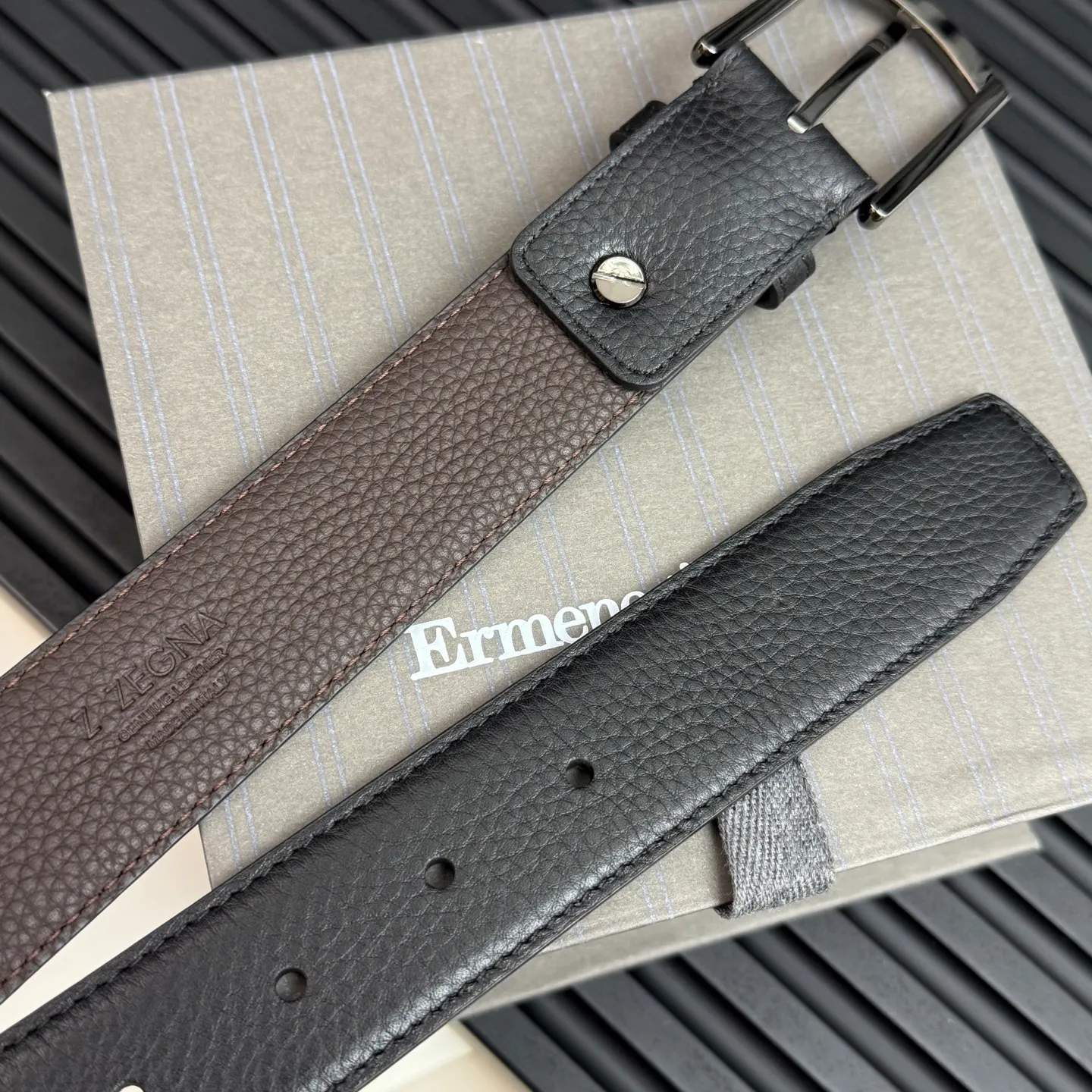 💰480💰Complete package💰 💍Purchase grade Ermenegildo Zegna This belt is made of grained leather with a rustic texture. Triple Stitch™ buckle features a glossy jet black finish for a stylish monochromatic effect. The buckle is embellished with the signature XXX stitch for added brand flair. Product code LHCEO-B014BZ-NER