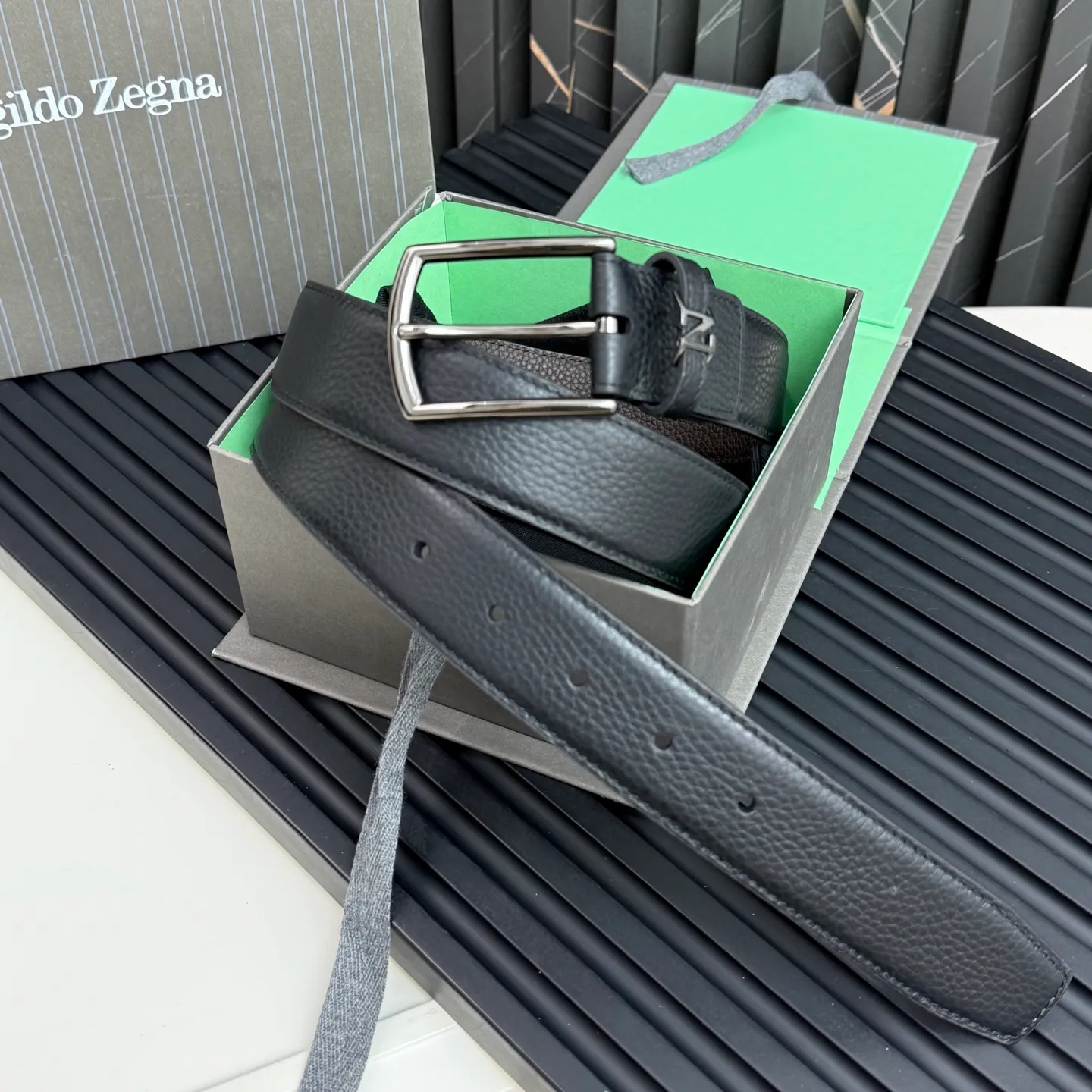💰480💰Complete package💰 💍Purchase grade Ermenegildo Zegna This belt is made of grained leather with a rustic texture. Triple Stitch™ buckle features a glossy jet black finish for a stylish monochromatic effect. The buckle is embellished with the signature XXX stitch for added brand flair. Product code LHCEO-B014BZ-NER